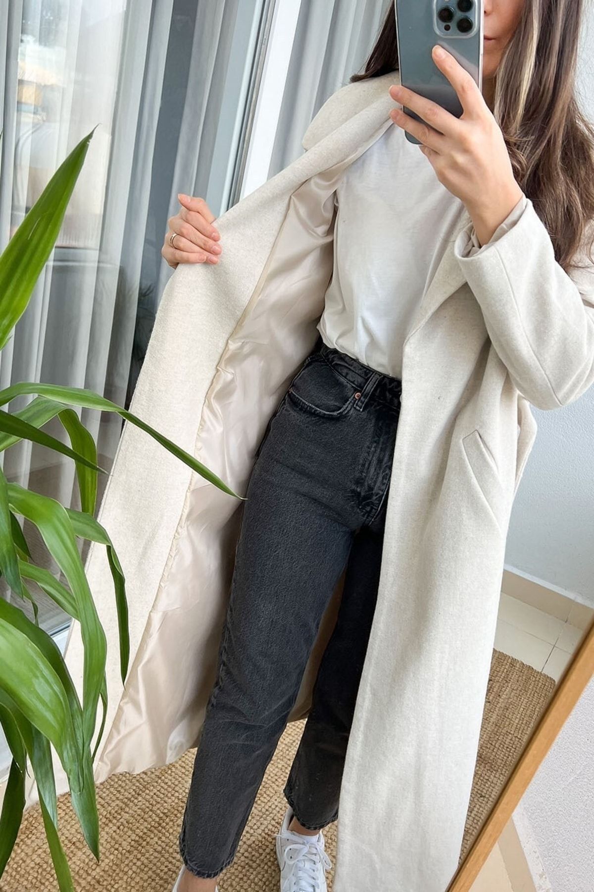 Long manteau en cachemire doublé avec ceinture noire - Görsel 4