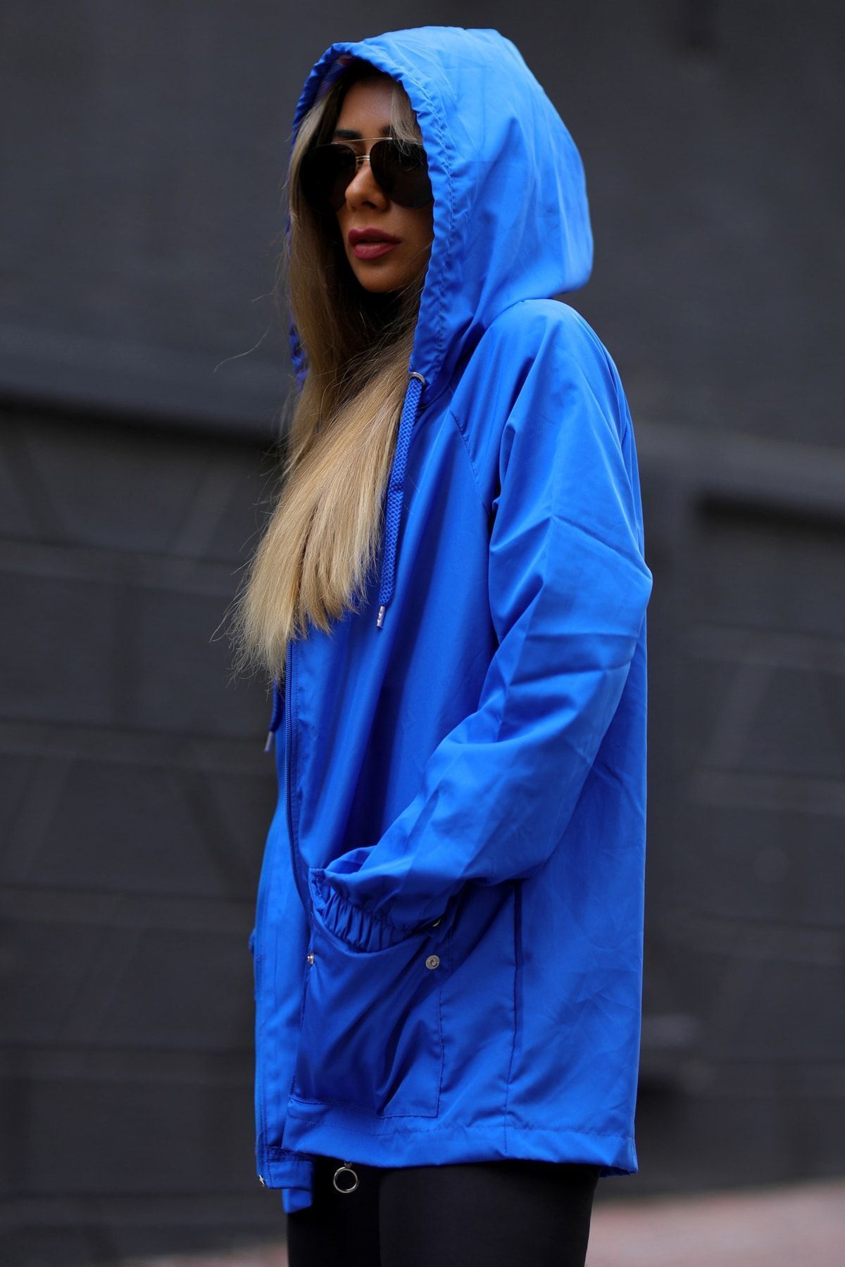 Arya Moda  Kadın Lacivert Kapüşonu Bol Kesim İnce Yağmurluk - Görsel 3