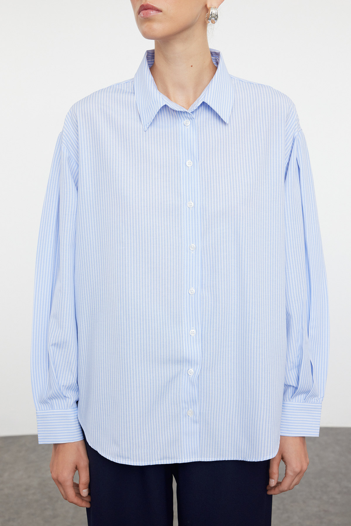 Trendyolmilla  Mavi Çizgili Oversize/Geniş Kalıp Dokuma Gömlek TWOSS23GO00144 - Görsel 4