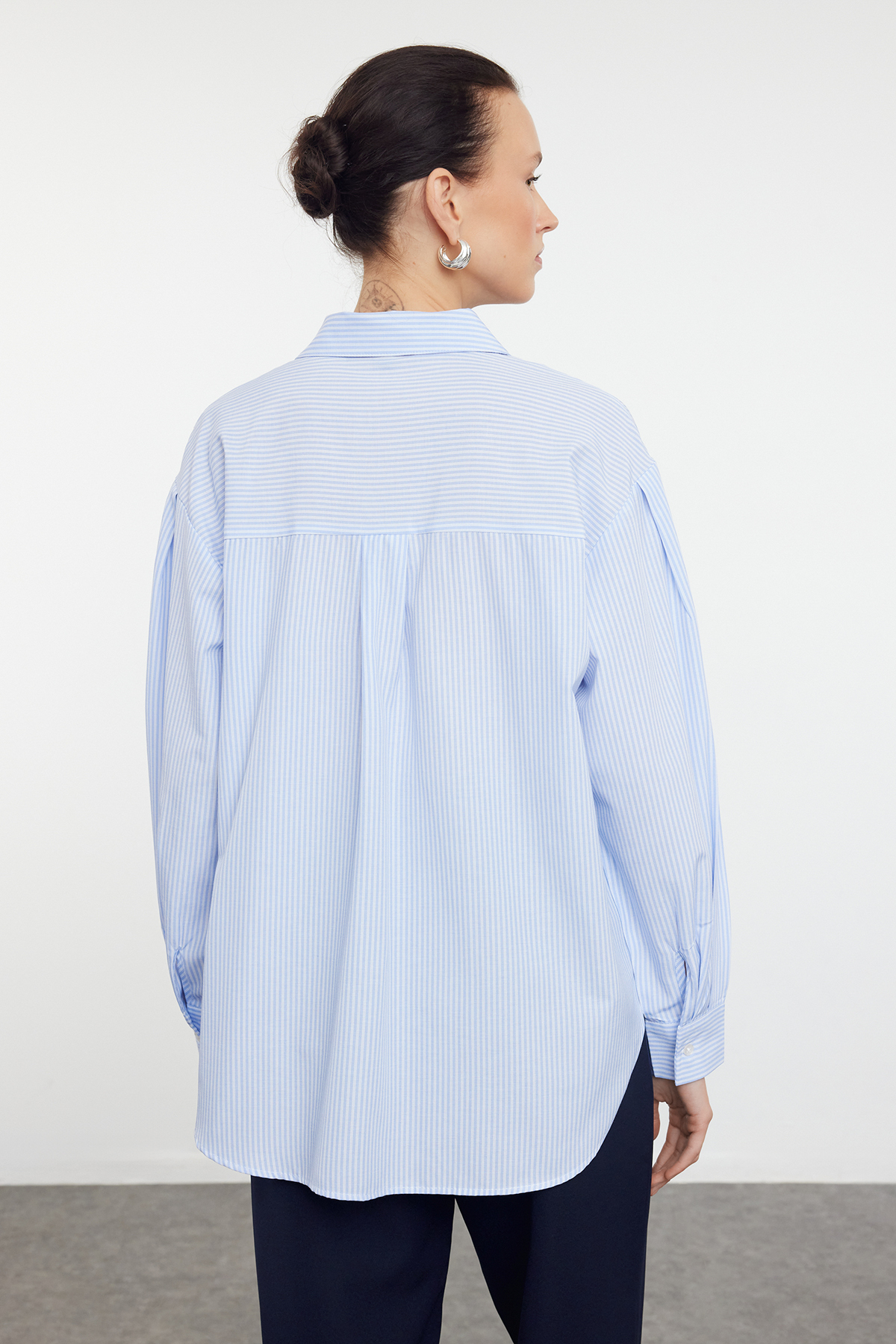 Trendyolmilla  Mavi Çizgili Oversize/Geniş Kalıp Dokuma Gömlek TWOSS23GO00144 - Görsel 5