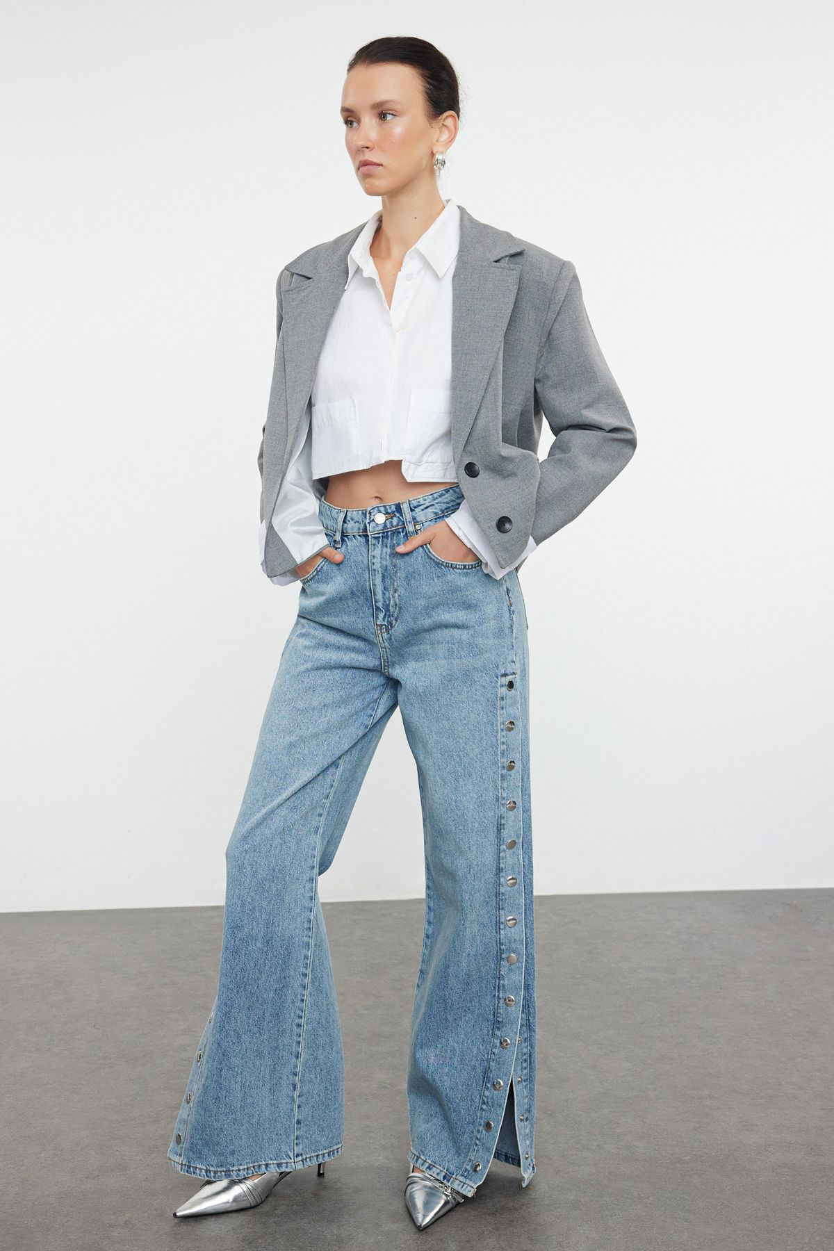Trendyol Collection-Blau – Mehr haltbare Jeans mit weitem Bein und hoher Taille und Accessoire-Detail TWOAW25JE00028 2