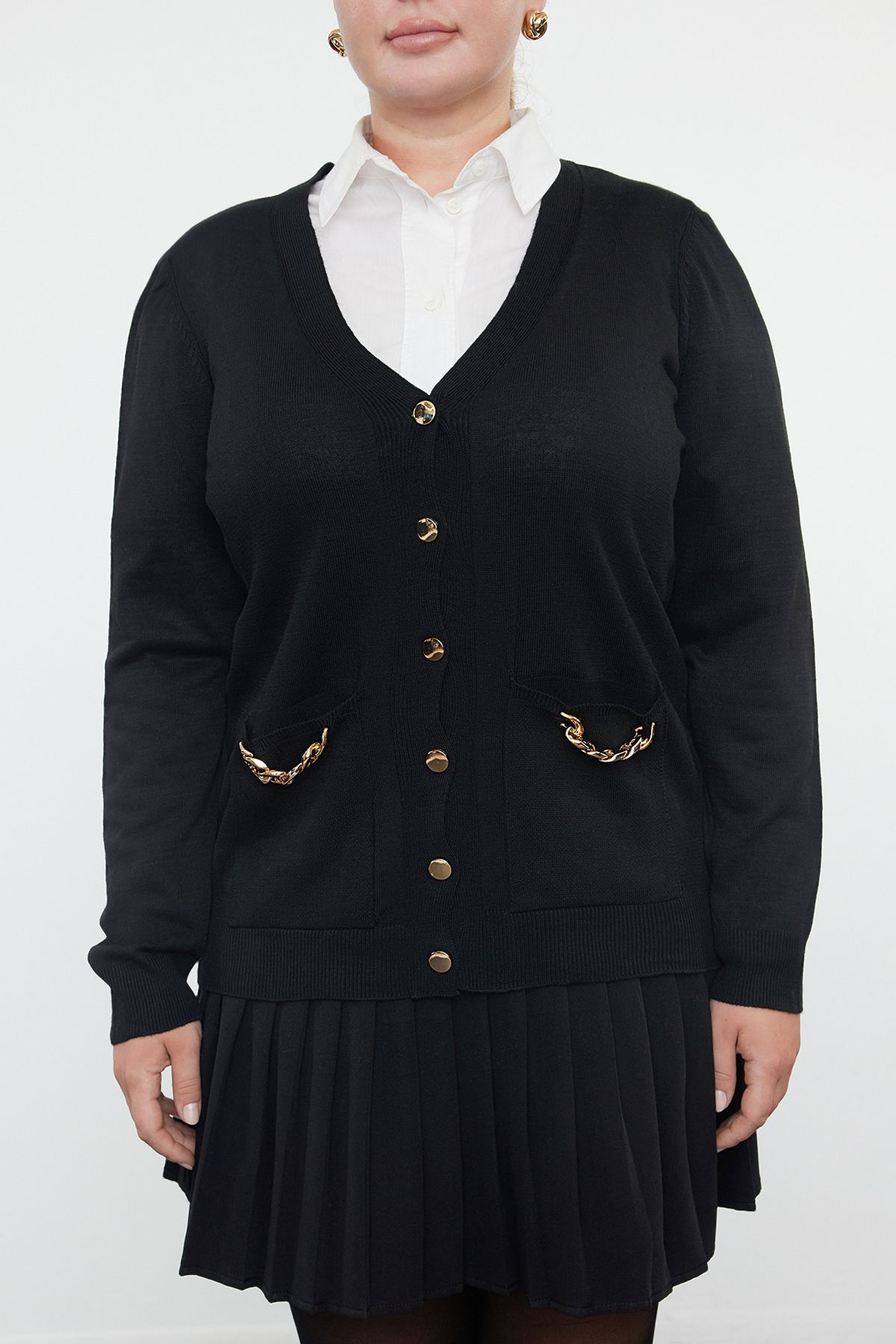 Trendyol Curve-Schwarzer Strickcardigan mit V-Ausschnitt und Taschen – Kettendetail TBBAW25AV00001 3