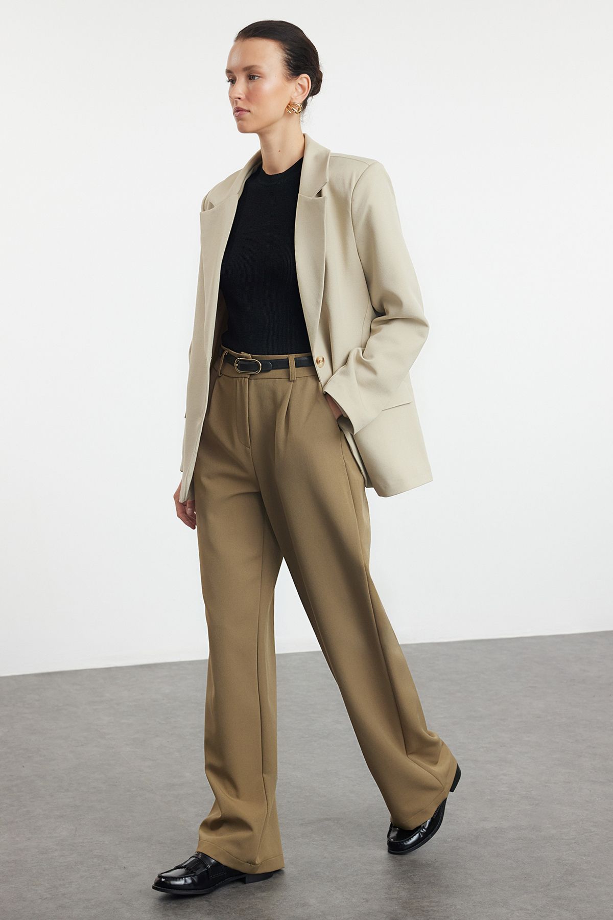 Trendyol Collection-Hose aus plissiertem Stoff mit hoher Taille und weitem Bein – Hellkhaki TWOAW21PL0076 2