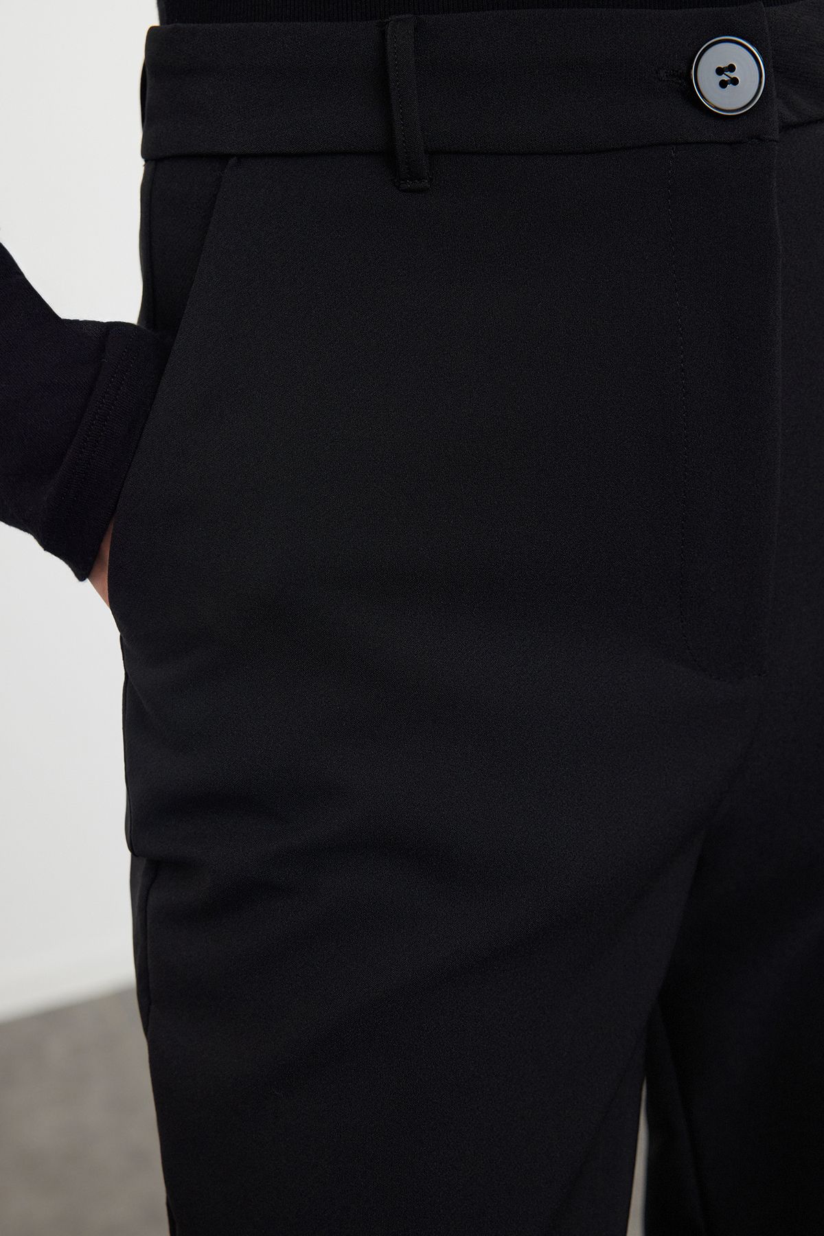 Trendyol Collection-Schwarze Basic-Zigarettenhose aus gewebtem Stoff mit schmalem Bein TWOSS19ST0038 5