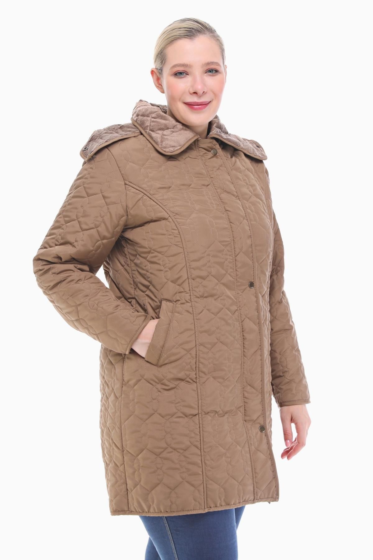 femme à capuche géante 95 cm de vizon capitone 1016