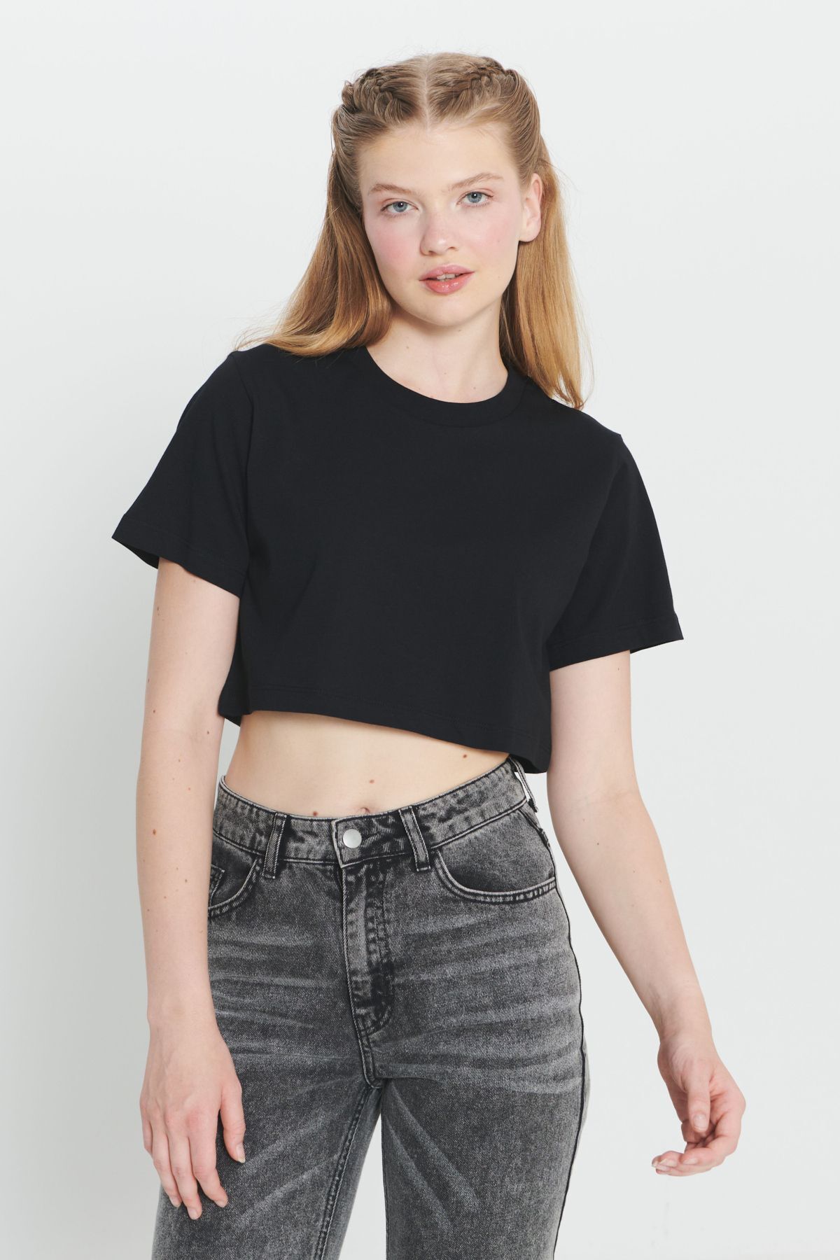 AC&Co / Altınyıldız Classics Kadın Siyah Standart Fit Normal Kesim %100 Pamuk Bisiklet Yaka Crop Tişört