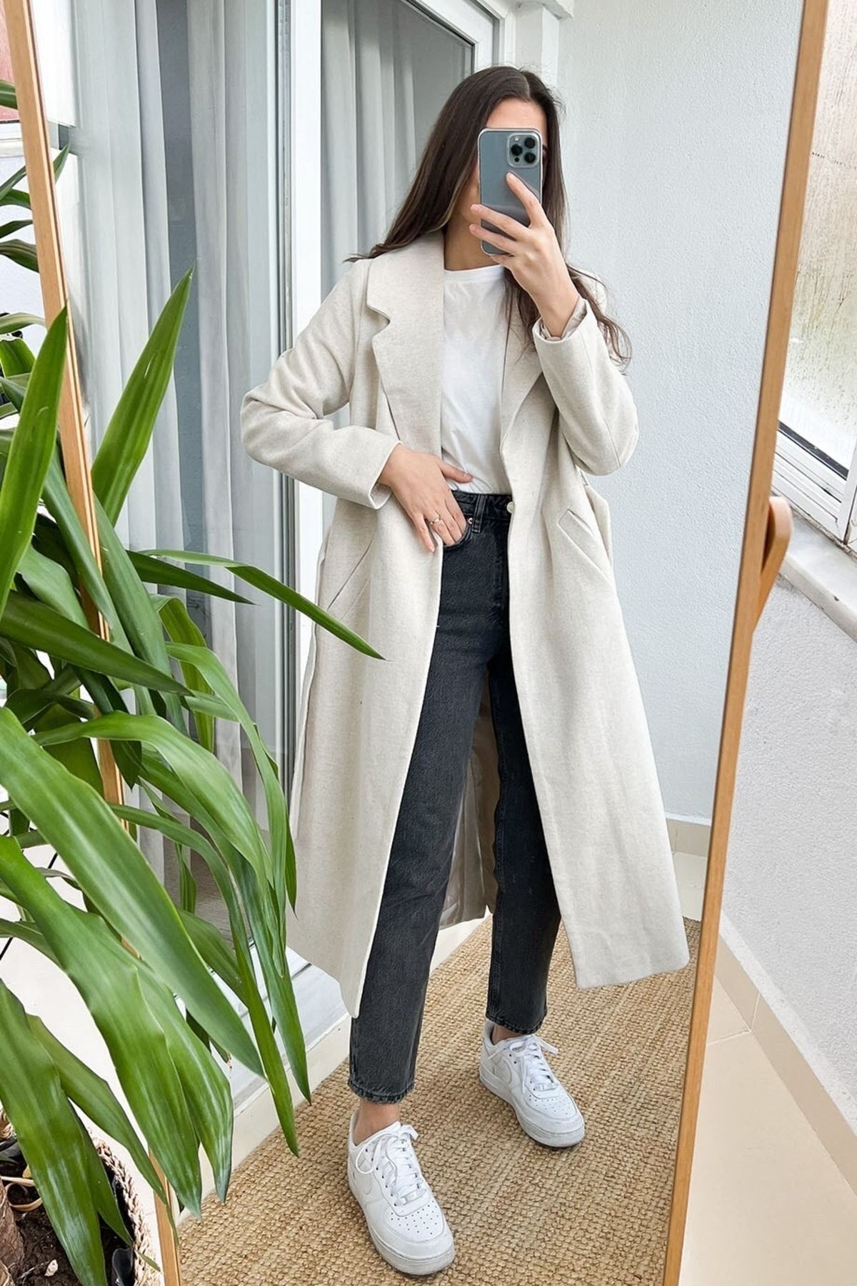 Long manteau en cachemire doublé avec ceinture noire - Görsel 3