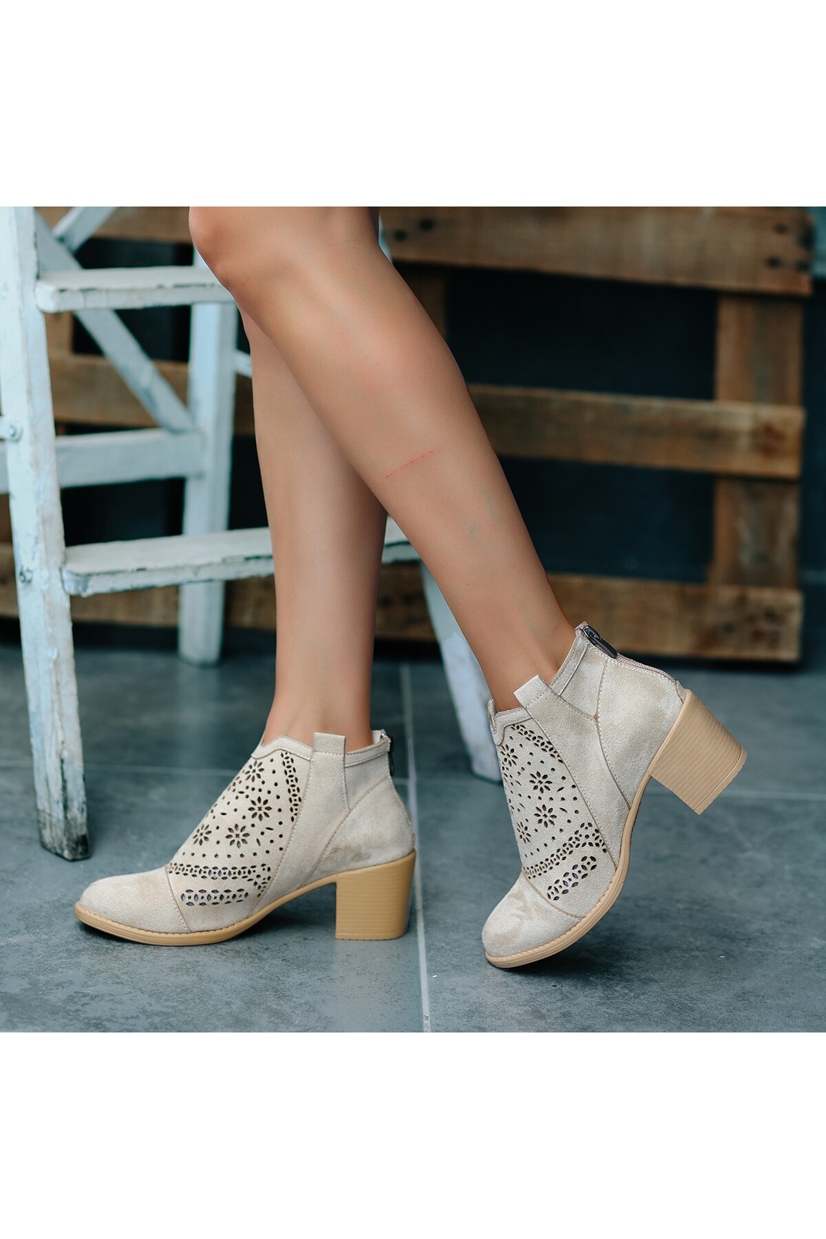 Bej Süet Topuklu Bot
