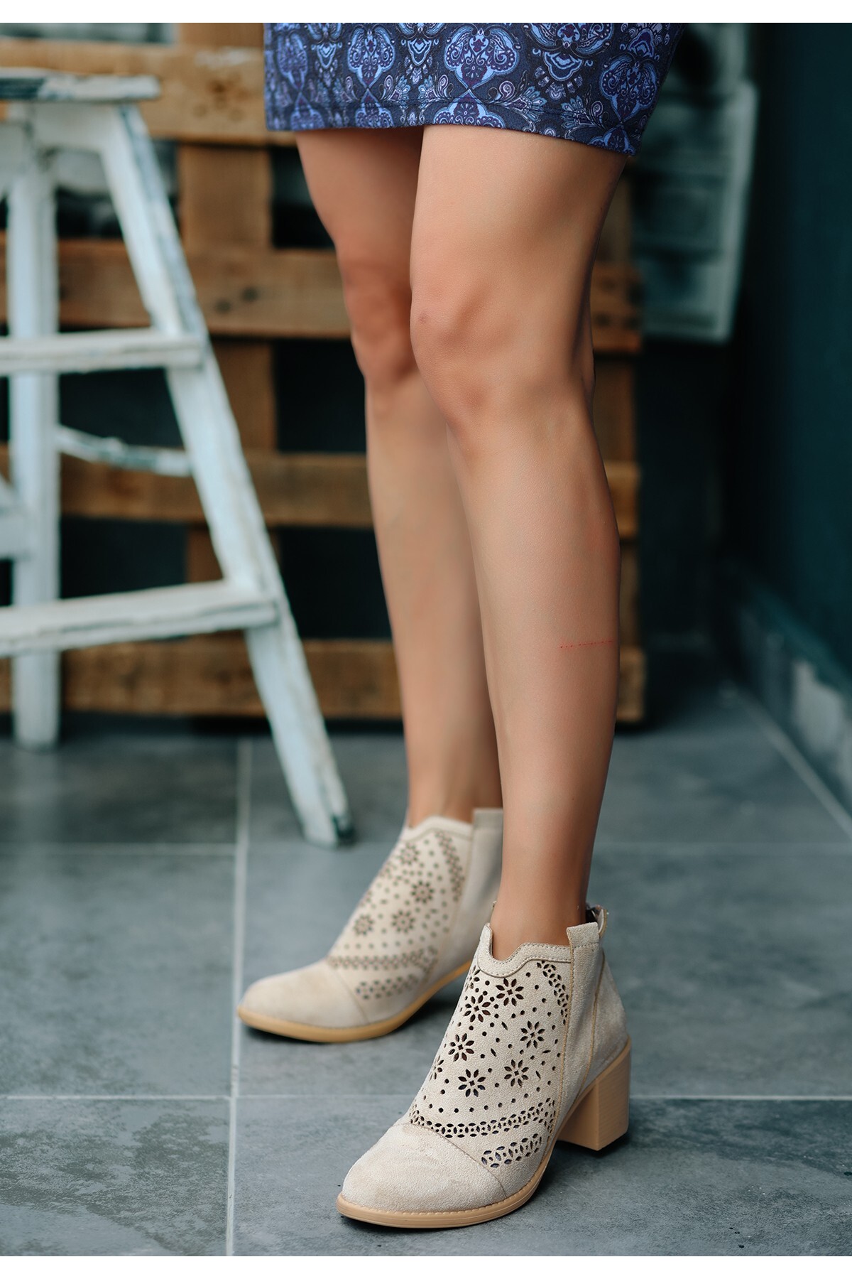 Bej Süet Topuklu Bot