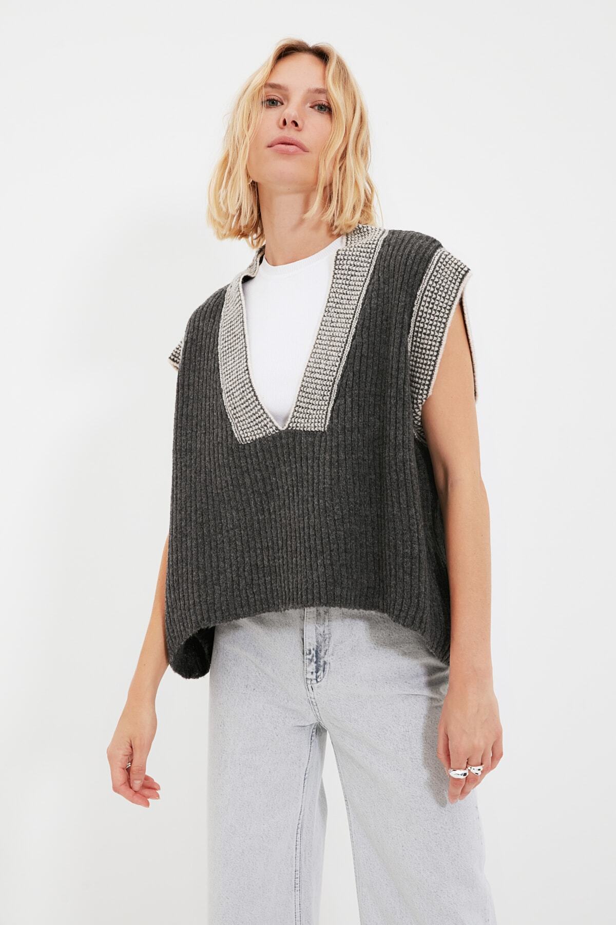 Trendyol Collection-Anthrazitfarbener, weicher, strukturierter Strickpullover im Colour-Block-Design mit weiter Passform TWOAW21BZ0014 2