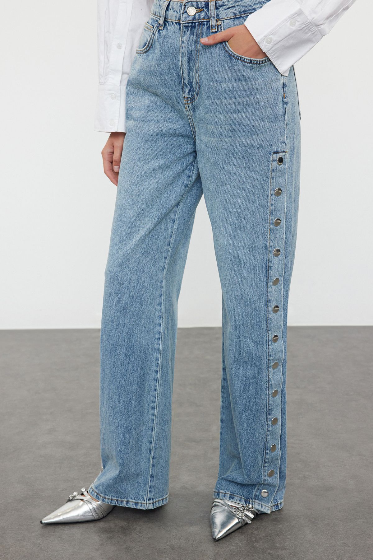 Trendyol Collection-Blau – Mehr haltbare Jeans mit weitem Bein und hoher Taille und Accessoire-Detail TWOAW25JE00028 3