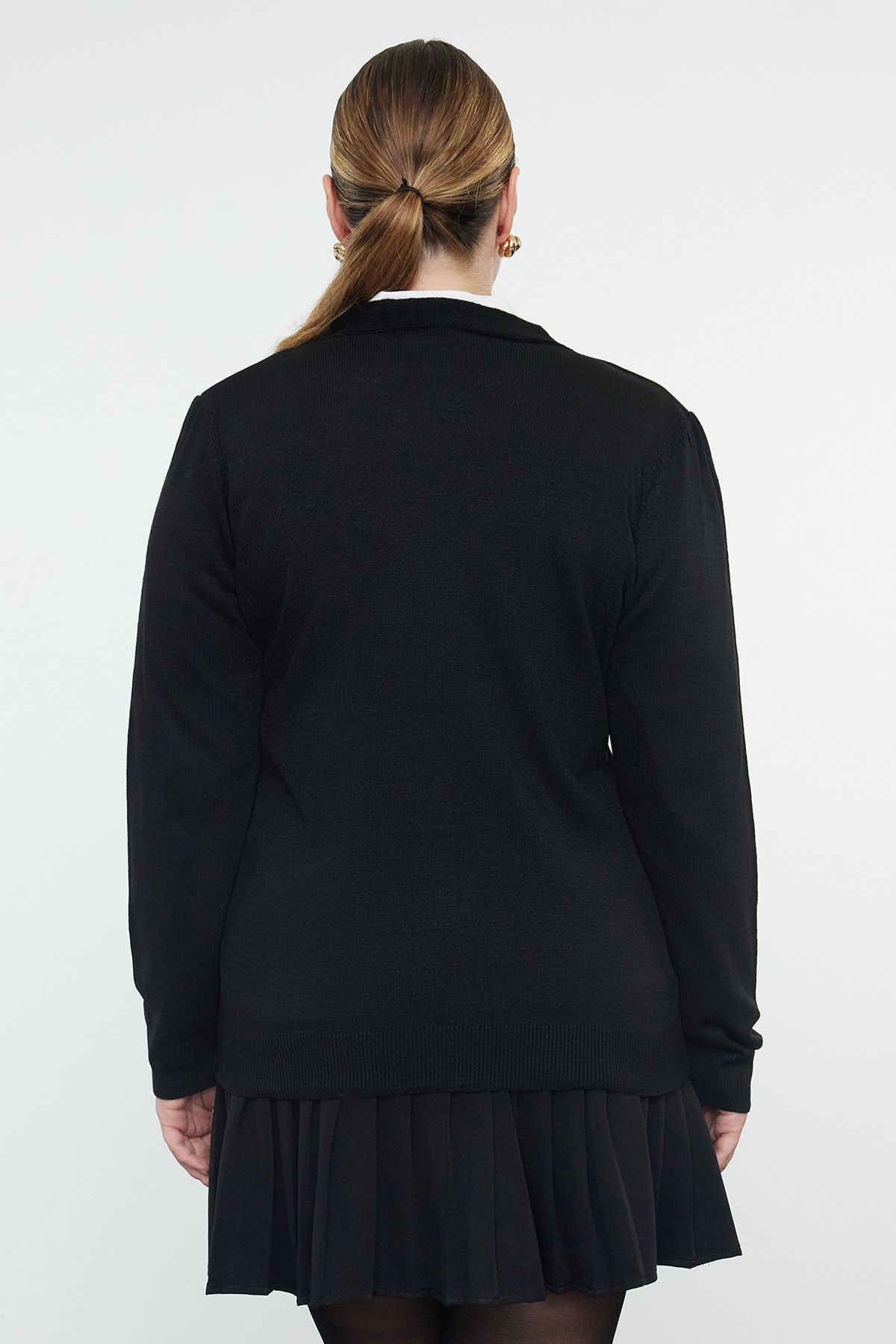 Trendyol Curve-Schwarzer Strickcardigan mit V-Ausschnitt und Taschen – Kettendetail TBBAW25AV00001 5