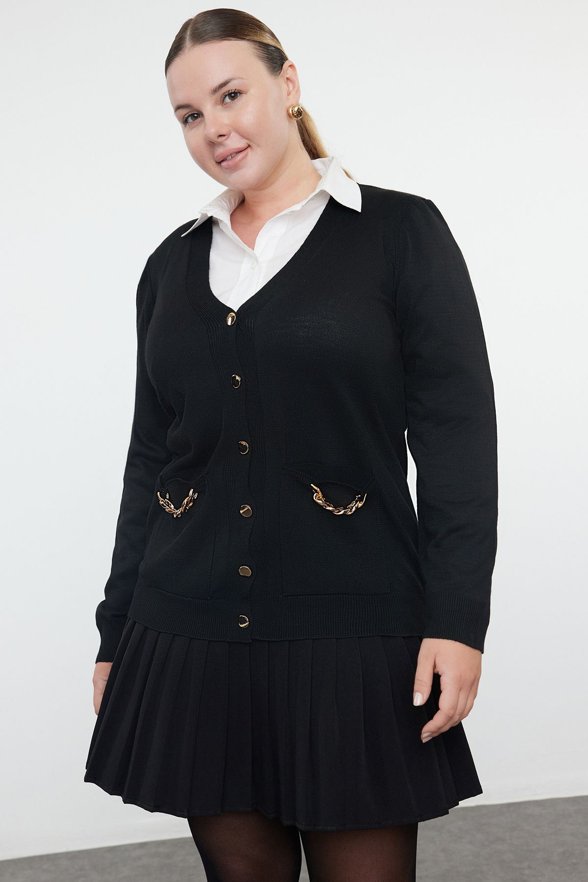 Trendyol Curve-Schwarzer Strickcardigan mit V-Ausschnitt und Taschen – Kettendetail TBBAW25AV00001 2