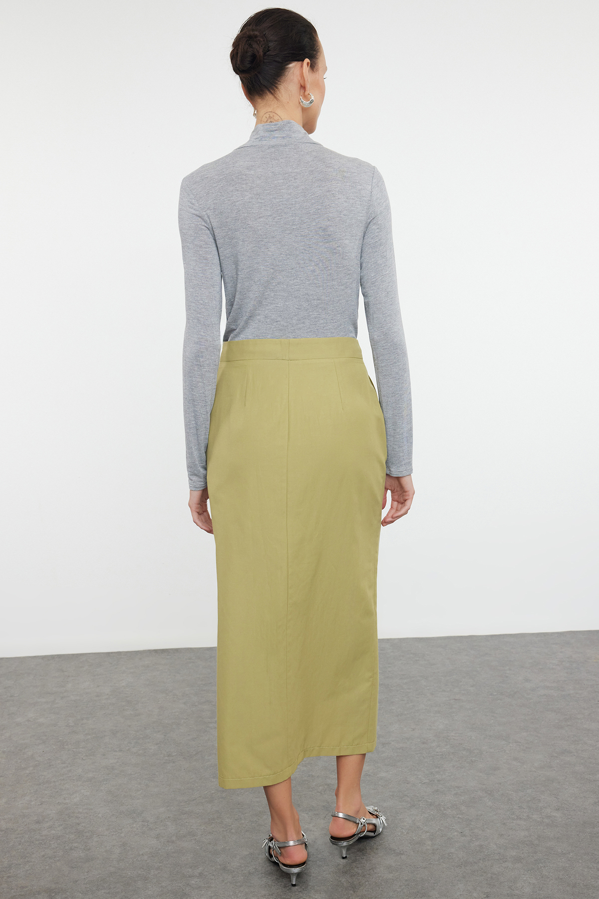 Trendyolmilla  Haki Premium Straight Önden Yırtmaçlı Midi Boy Dokuma Etek TWOSS24ET00071 - Görsel 3