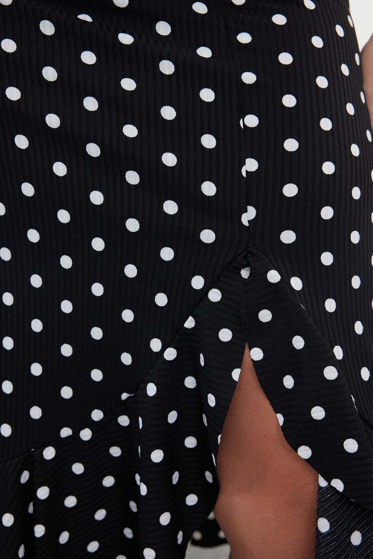 Trendyol Curve-Black Polka Dot Print A-Line Knitted Plus Size Skirt Tbbss22Et00001 4