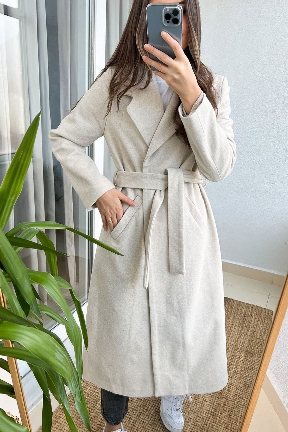 Long manteau en cachemire doublé avec ceinture noire - Görsel 2