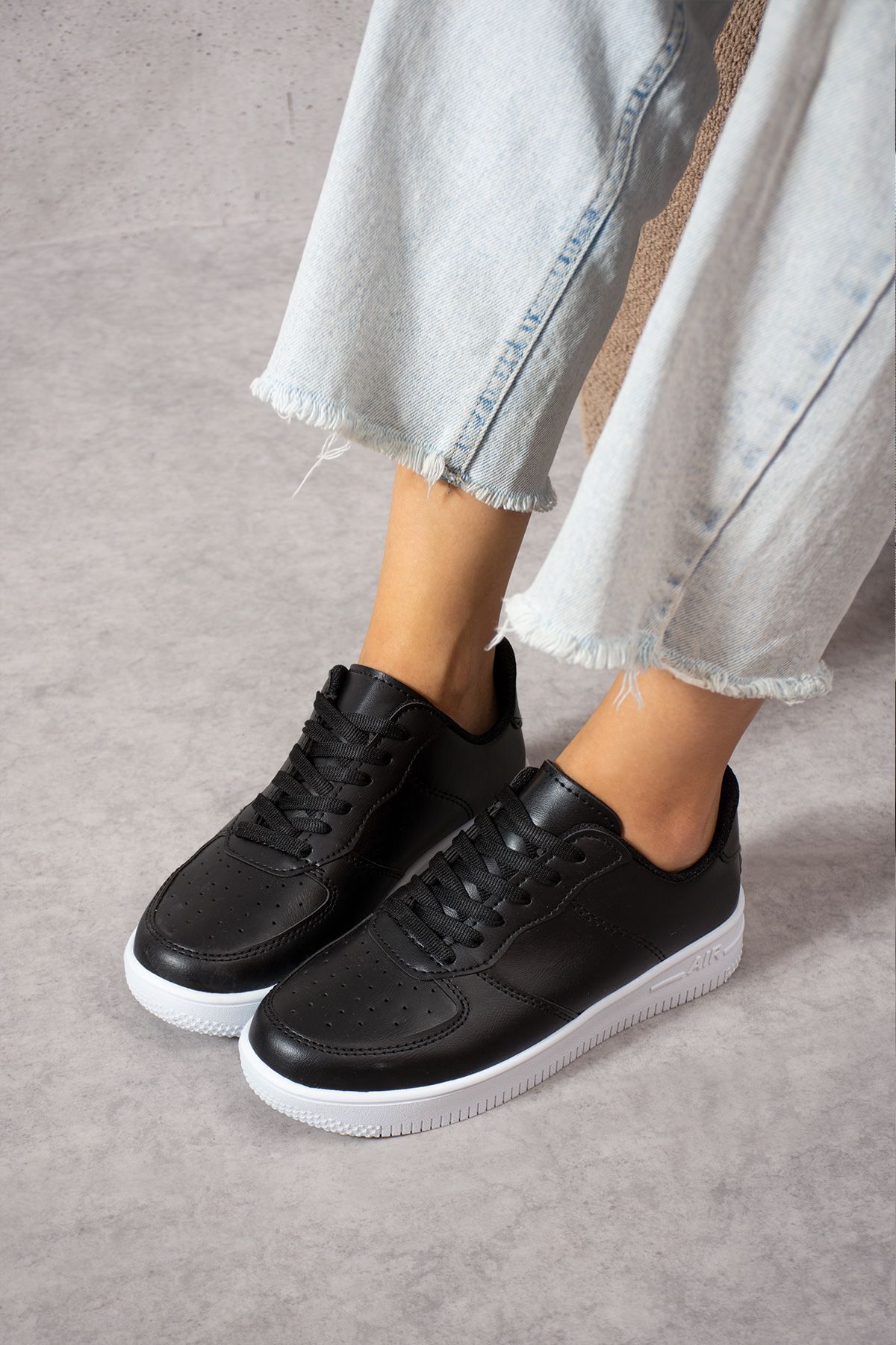baskets unisexes noires et blanches