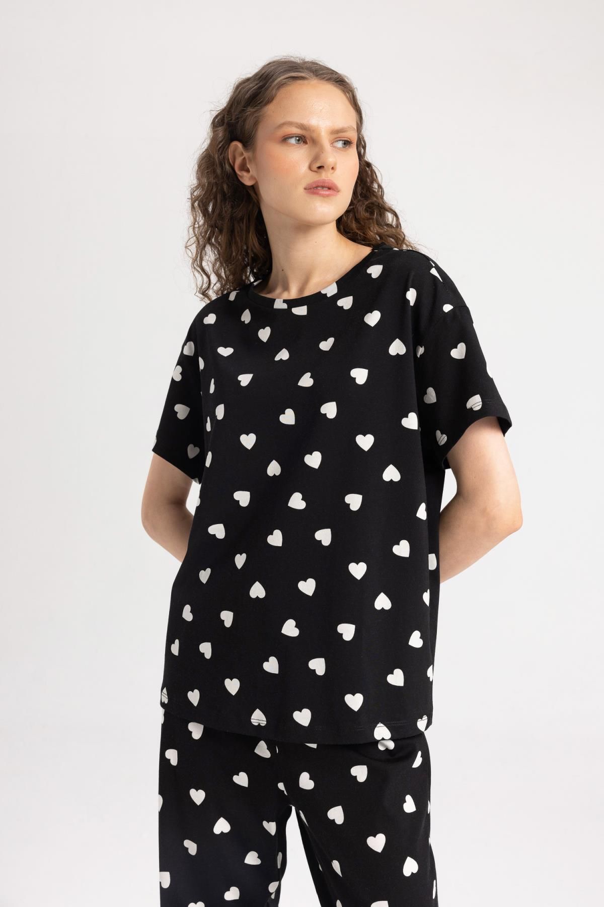 DeFacto-Fall In Love Regular Fit Heart Patterned Short Sleeve Pajamas Set B9460ax24sp 3
