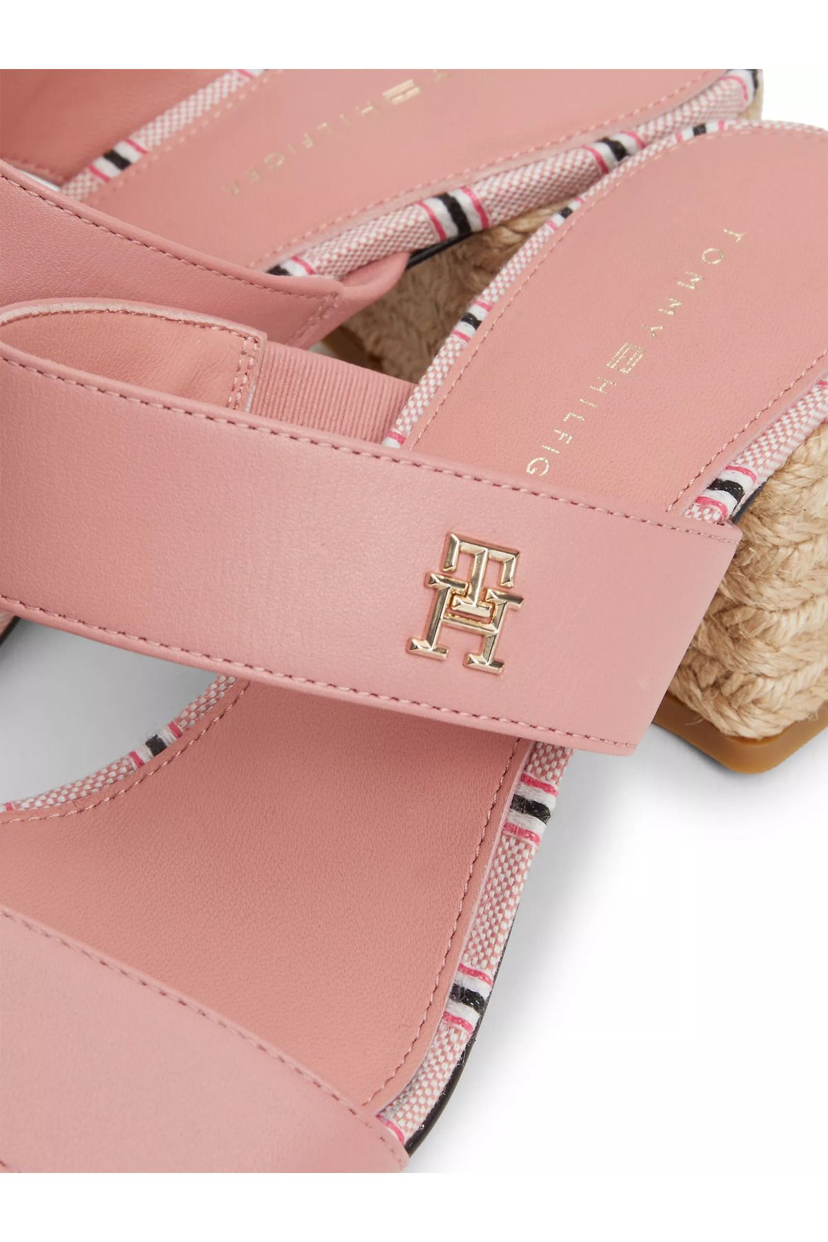 صندل آبی زنانه زن پاشنه پا را بلوک می کند. Tommy Hilfiger