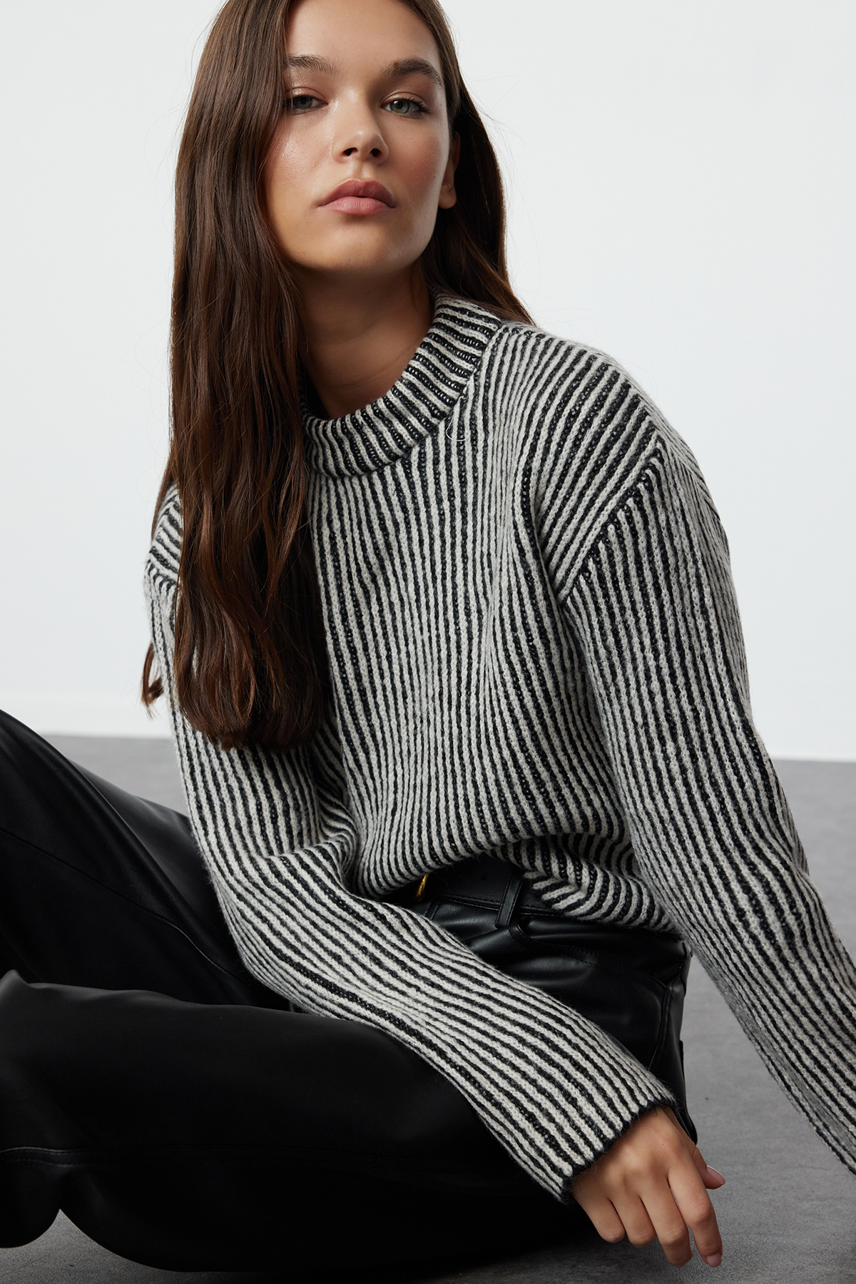 Trendyol Collection Ecru Crop Soft Texture Sweter z dzianiny z okrągłym dekoltem TWOAW25KZ00000