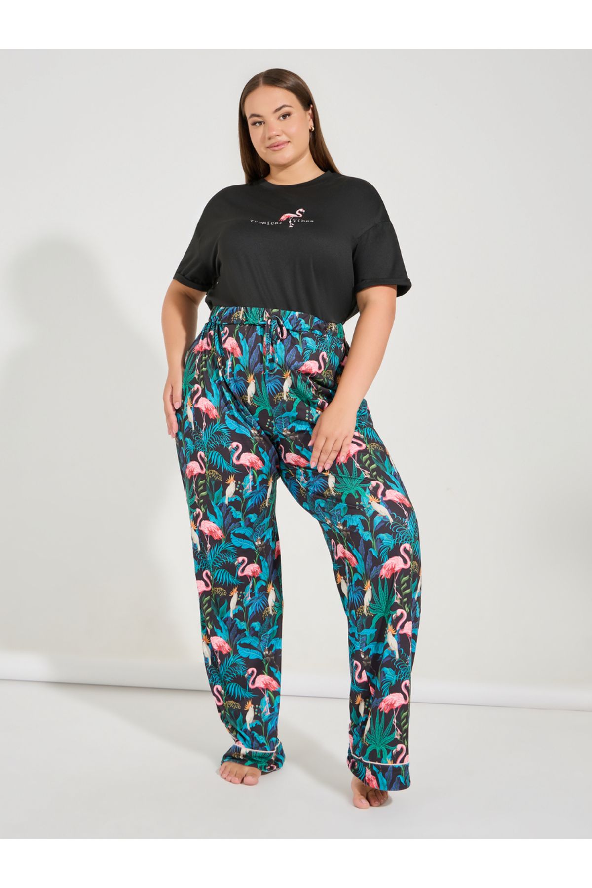 Styli-Plus Size Flamingo Print T-Shirt with Piped Hem Pyjama Set 4