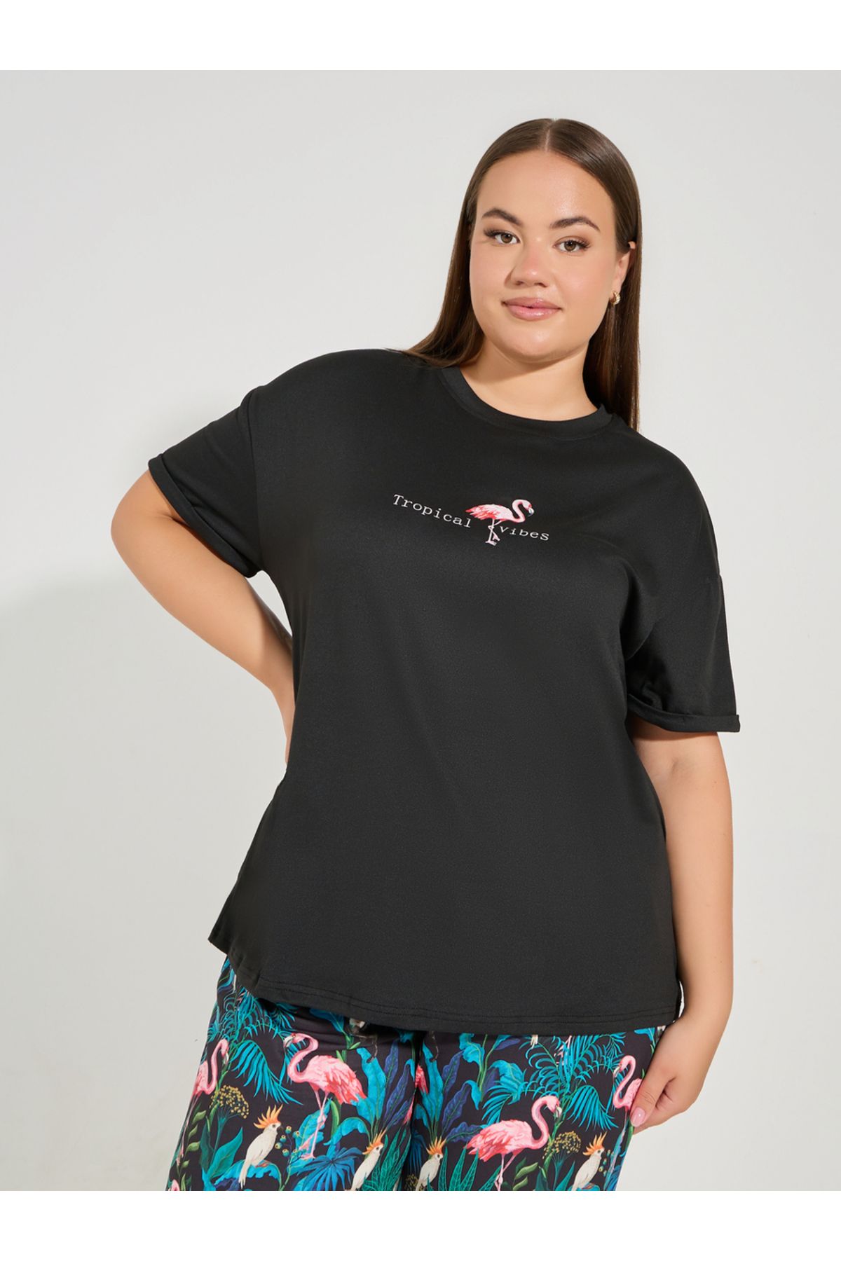 Styli-Plus Size Flamingo Print T-Shirt with Piped Hem Pyjama Set 2