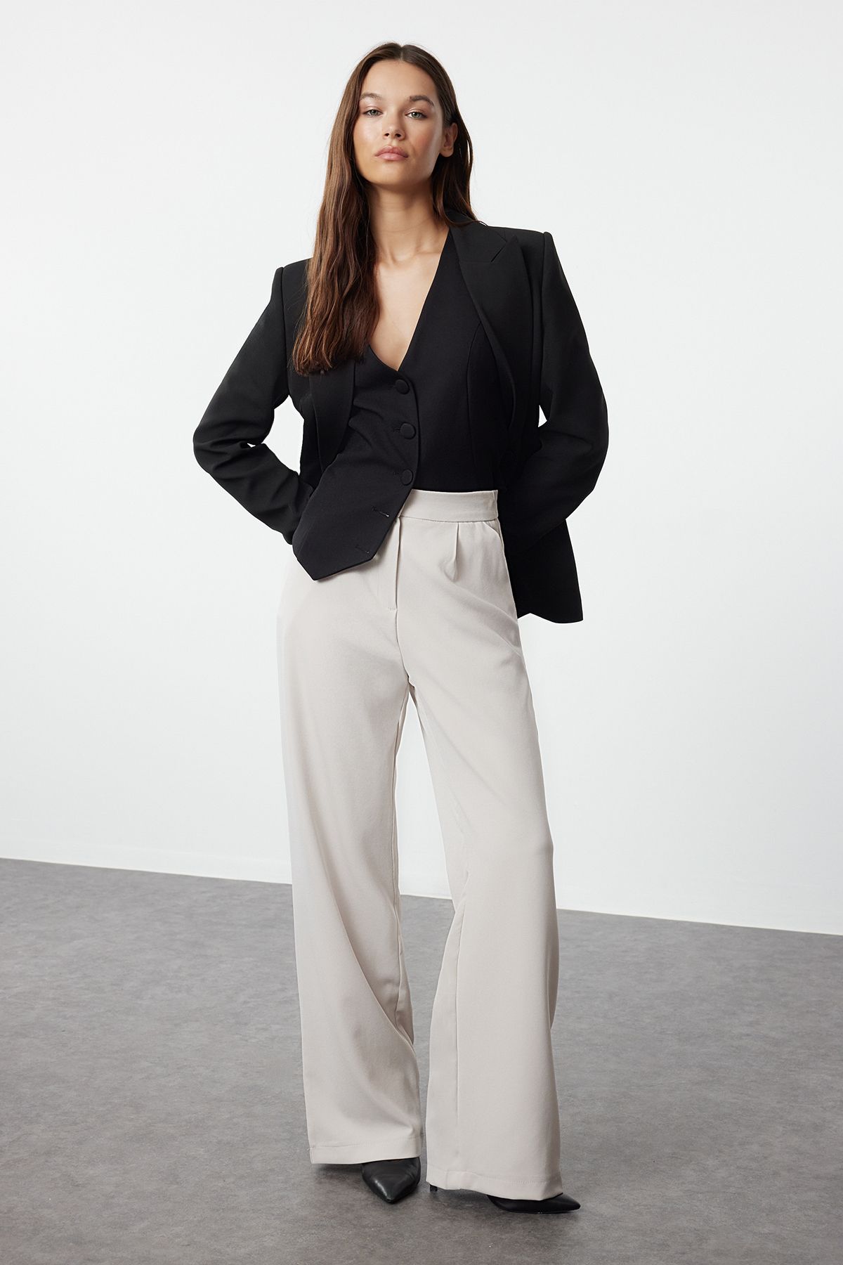 Trendyol Collection Beżowe, tkane spodnie z szerokimi nogawkami - TWOAW22PL0139