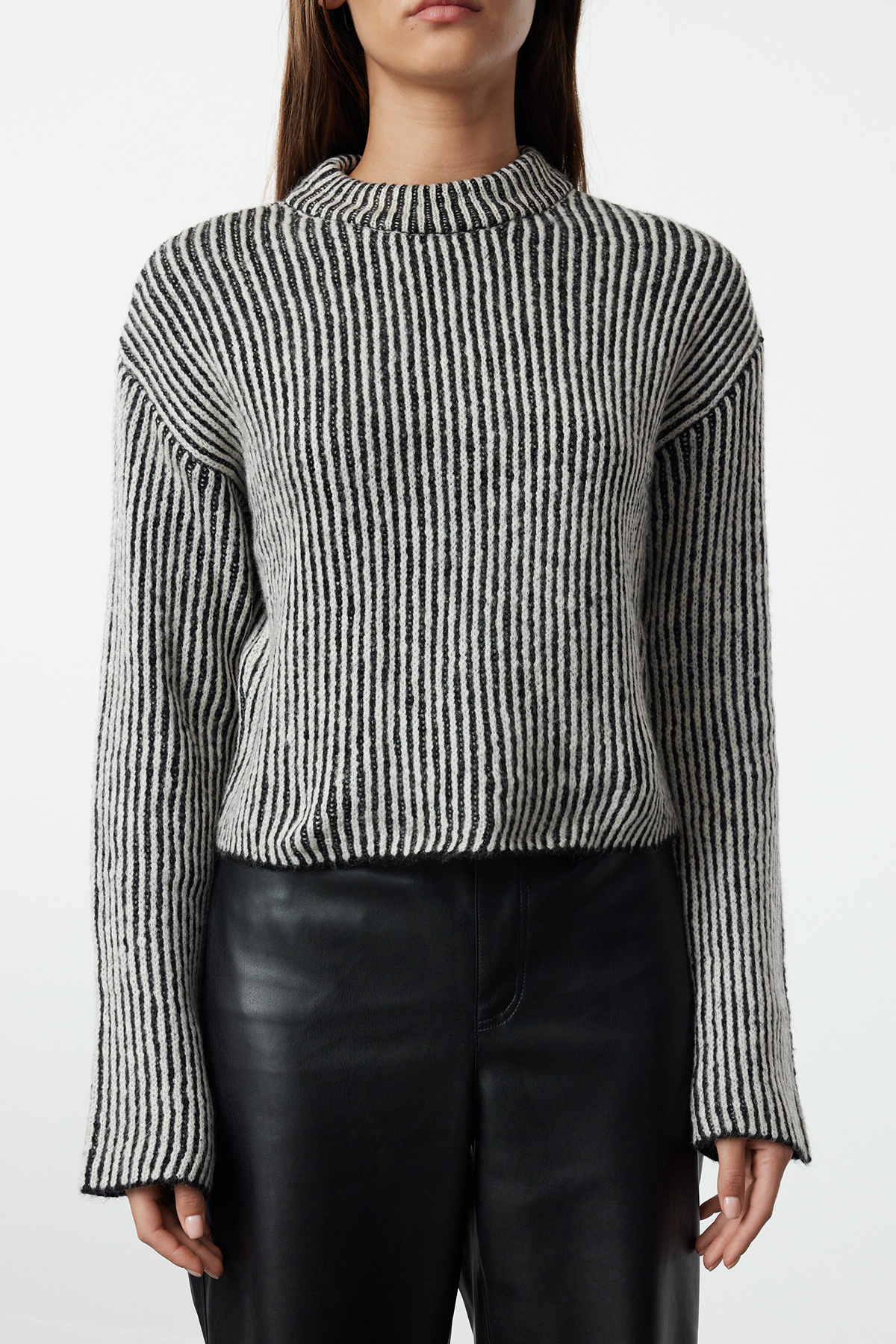 Trendyol Collection Ecru Crop Soft Texture Sweter z dzianiny z okrągłym dekoltem TWOAW25KZ00000