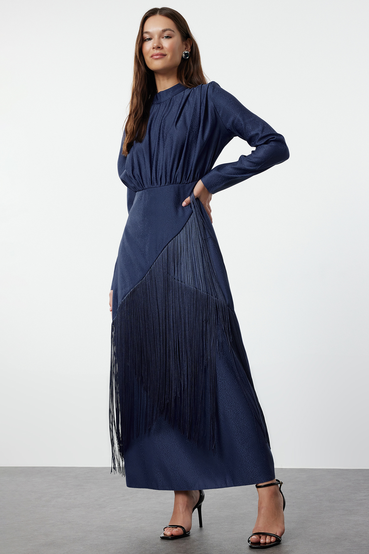 Trendyol Modest Granatowa wzorzysta sukienka wieczorowa z satyny tkanej z frę...