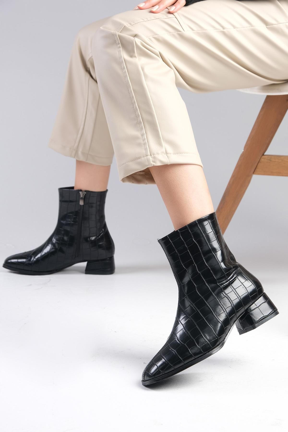 Mio Gusto-Alexia Black Crocodile Patterned Blunt Toe Thin Fur Lined Women's Heeled Boots 3