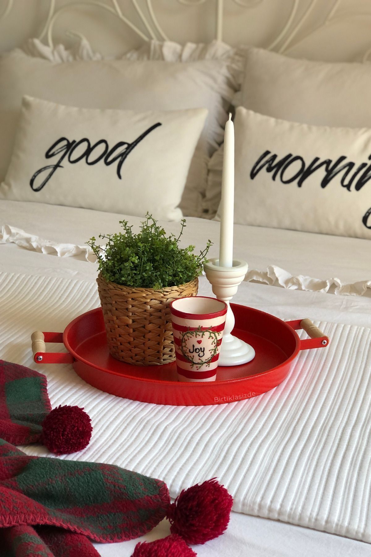 kitchen trend-صينية مجلفنة مستديرة حمراء مقاس 37 سم بمقابض خشبية 3