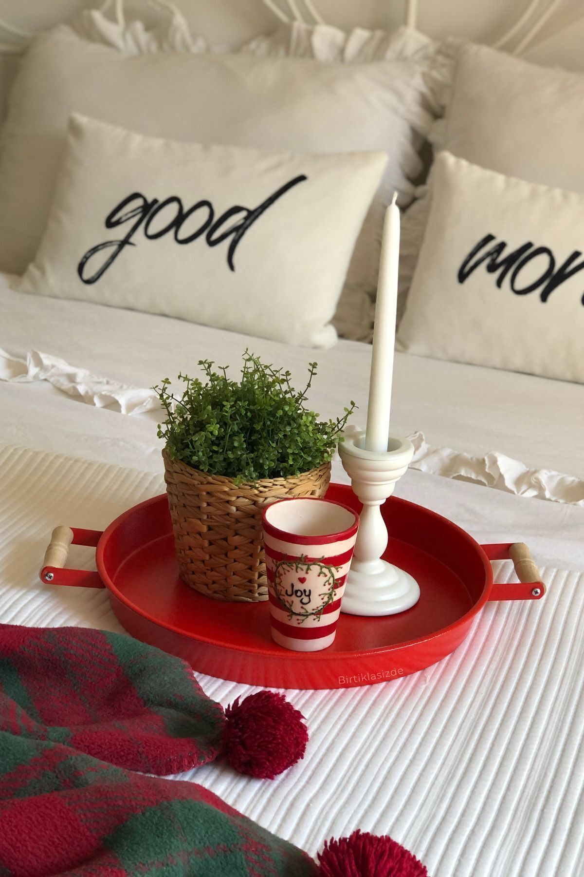 kitchen trend-صينية مجلفنة مستديرة حمراء مقاس 37 سم بمقابض خشبية 2