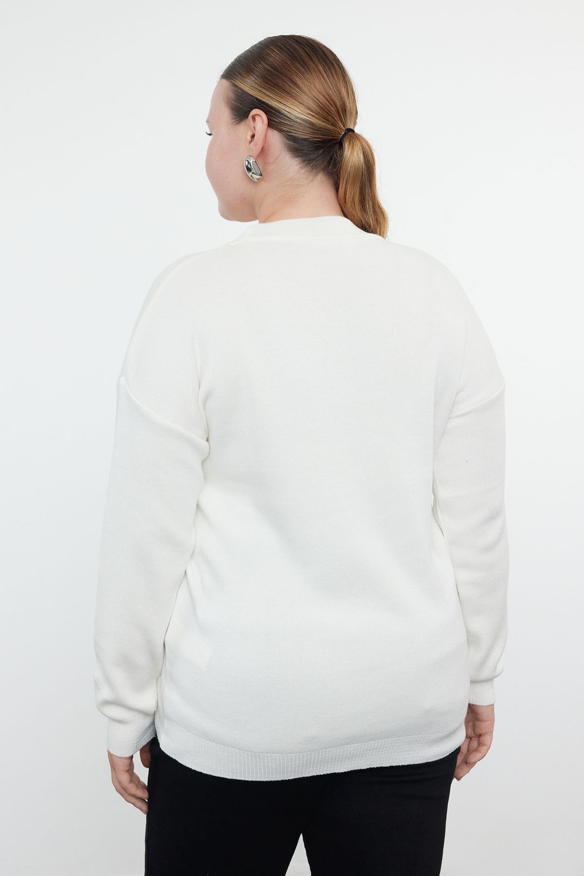 Trendyol Curve-Sweter z dzianiny - w kolorze ecru, ozdobiony klejnotami, TBBAW25AN00036 5