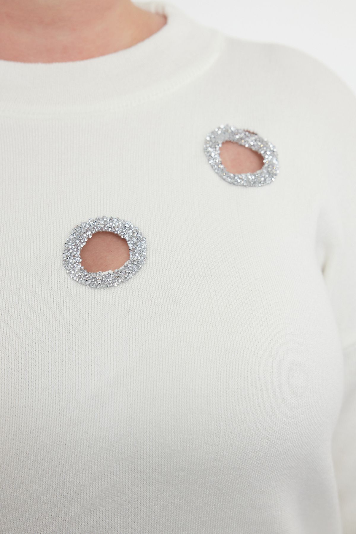 Trendyol Curve-Sweter z dzianiny - w kolorze ecru, ozdobiony klejnotami, TBBAW25AN00036 4