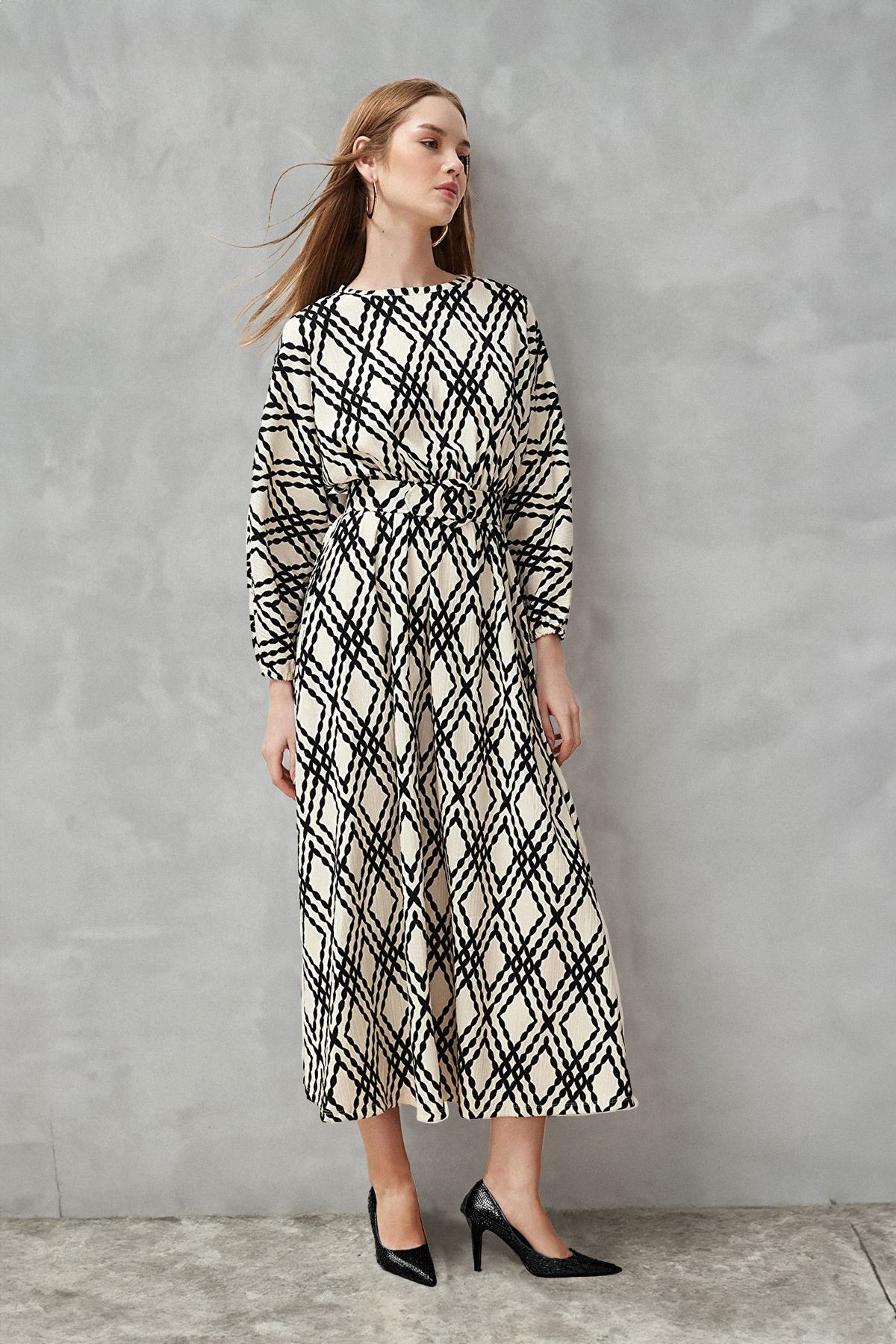 Trendyol Modest Černý vzorovaný pásek s detailně zmačkanými tkanými šaty TCTSS24EB00233