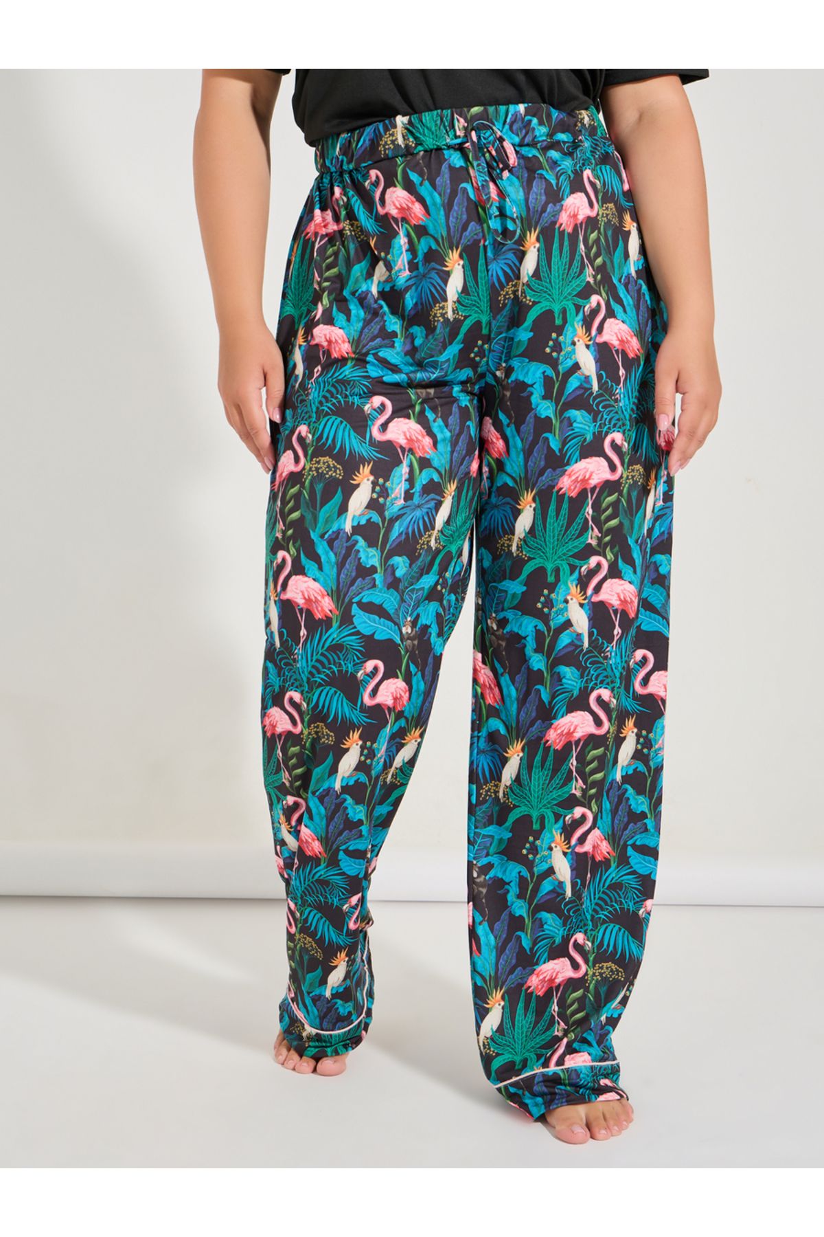 Styli-Plus Size Flamingo Print T-Shirt with Piped Hem Pyjama Set 5