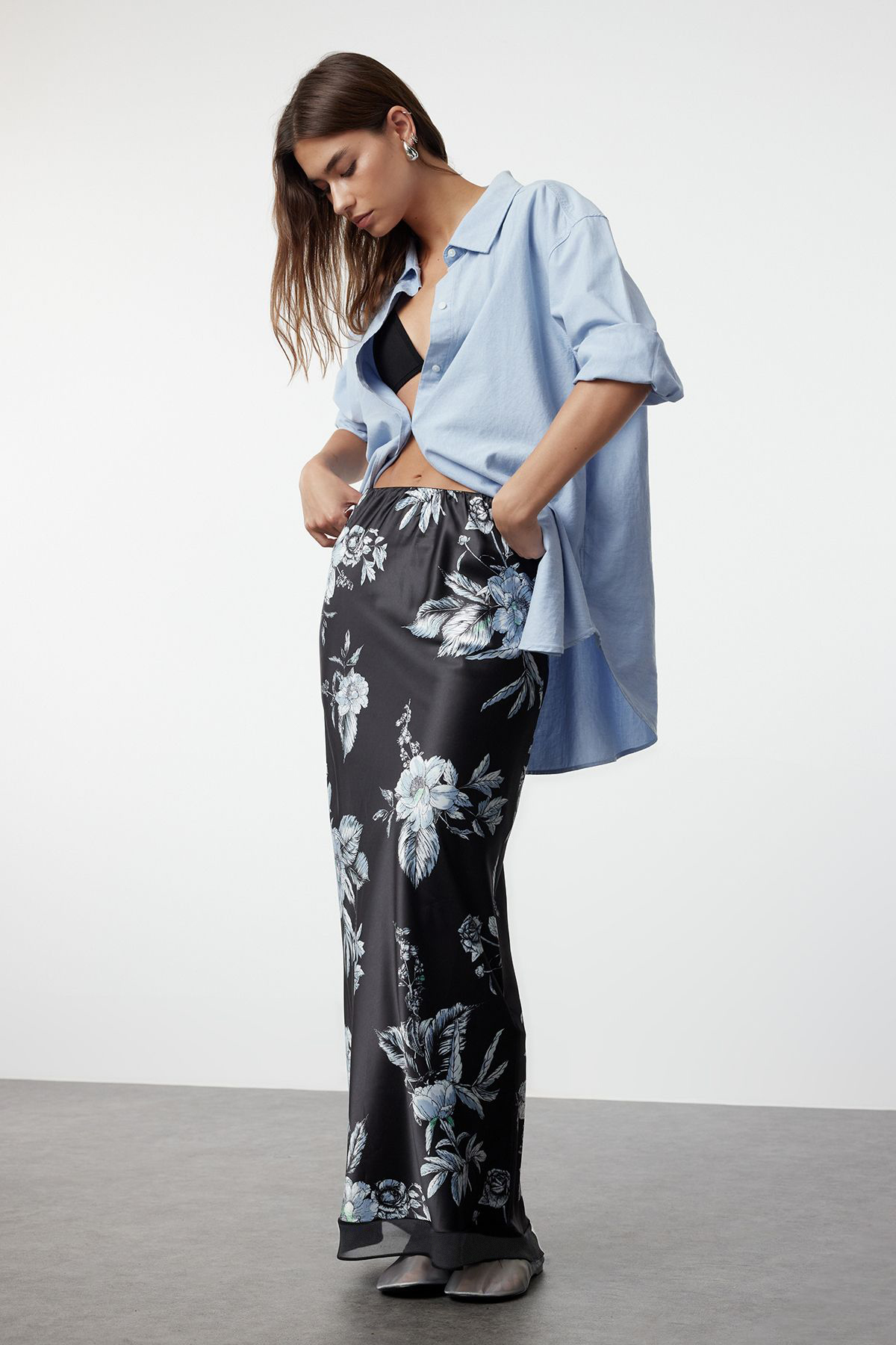 Trendyolmilla  Siyah Saten Desenli Etek Ucu Çift Kat Tül Detaylı Maxi Boy Dokuma Etek TWOSS24ET00237 - Görsel 2