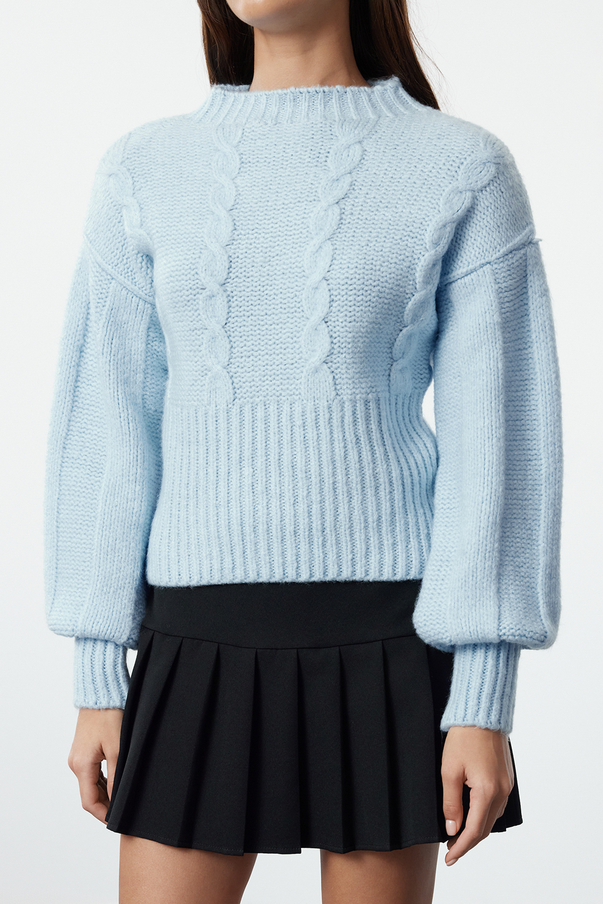 Trendyol Collection Jasnoniebieski sweter z dzianiny z okrągłym dekoltem - dzianina szczegółowa TWOAW25KZ00174