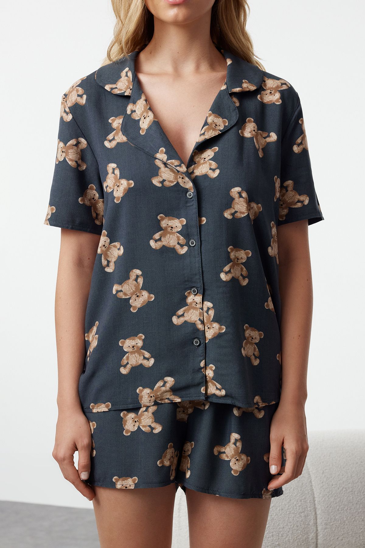 Trendyol Collection-Gewebtes Pyjama-Set mit Anthrazit-Teddybär-Shorts aus Viskose THMSS24PT00067 4
