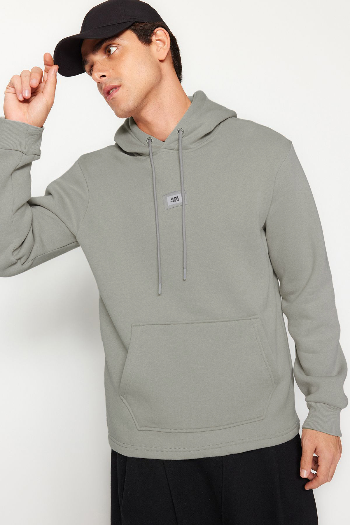 Trendyolmilla Man Gri Regular/Normal Kesim Kapüşonlu Etiketli İçi Polar/Sıcak Tutan Sweatshirt TMNAW24SW00076