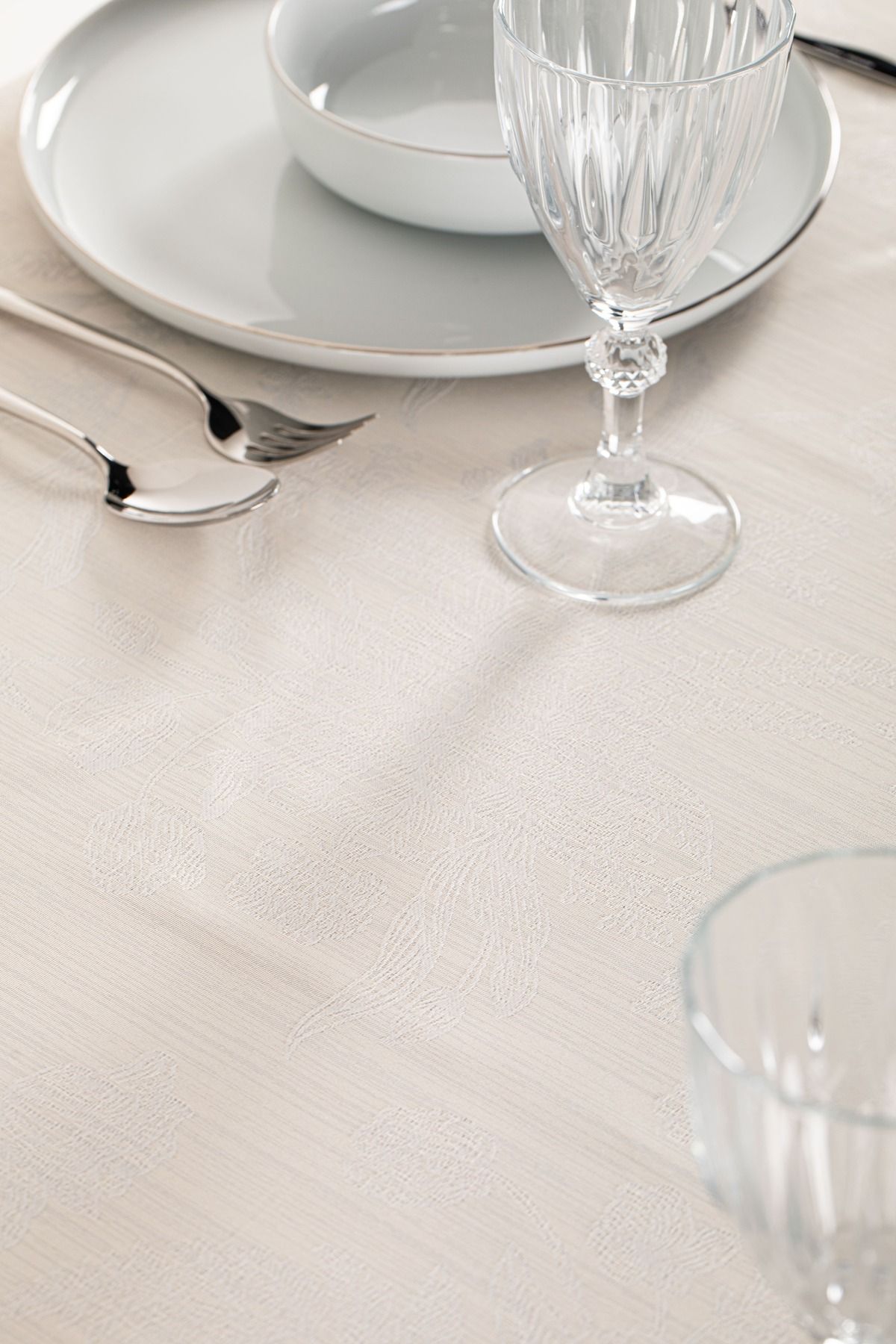 LUFA HOME-NAIFE JAKAR TABLE CLOTH 3