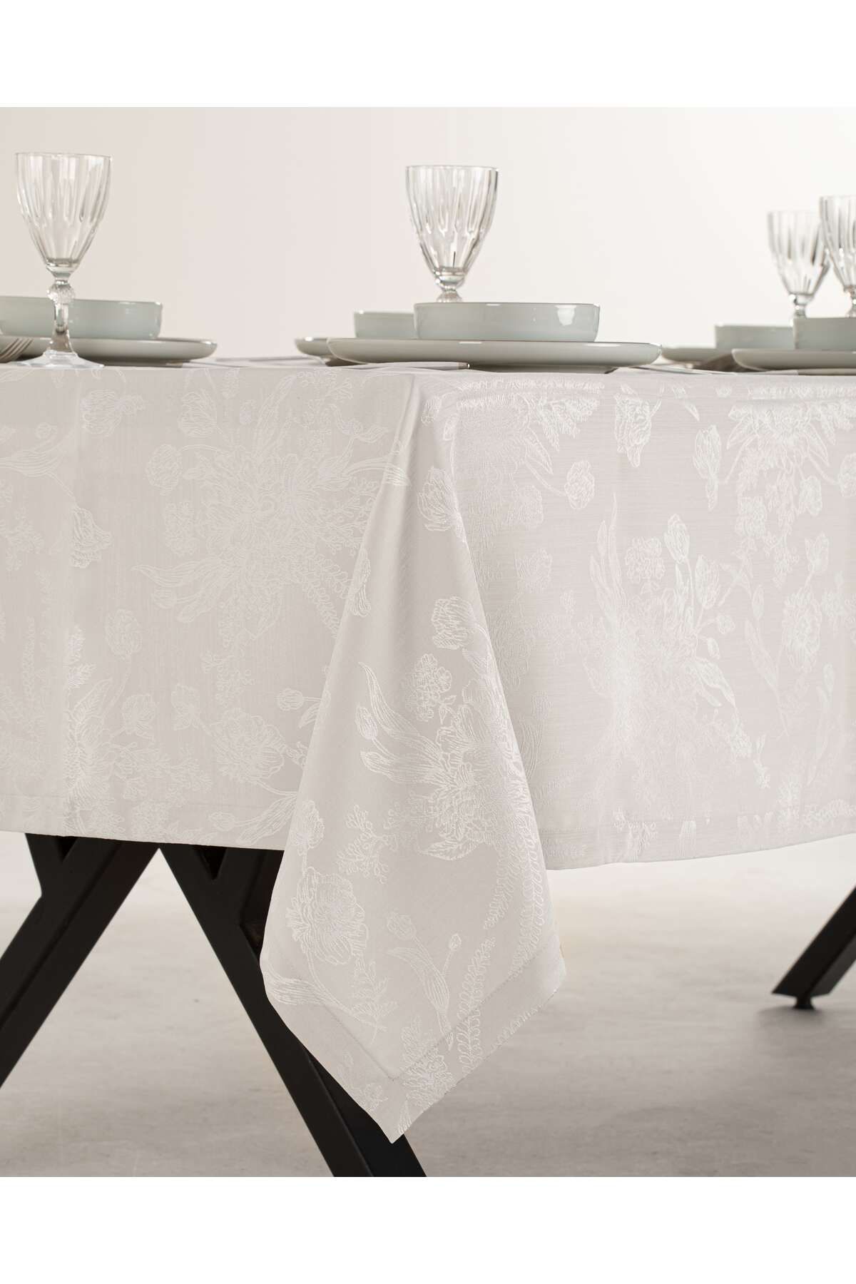 LUFA HOME-NAIFE JAKAR TABLE CLOTH 1