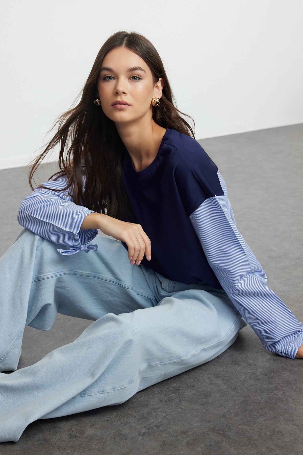 Trendyol Collection Wygodna bluzka z dzianiny w kolorze granatowym - popelina szczegółowa TWOAW25BZ00036