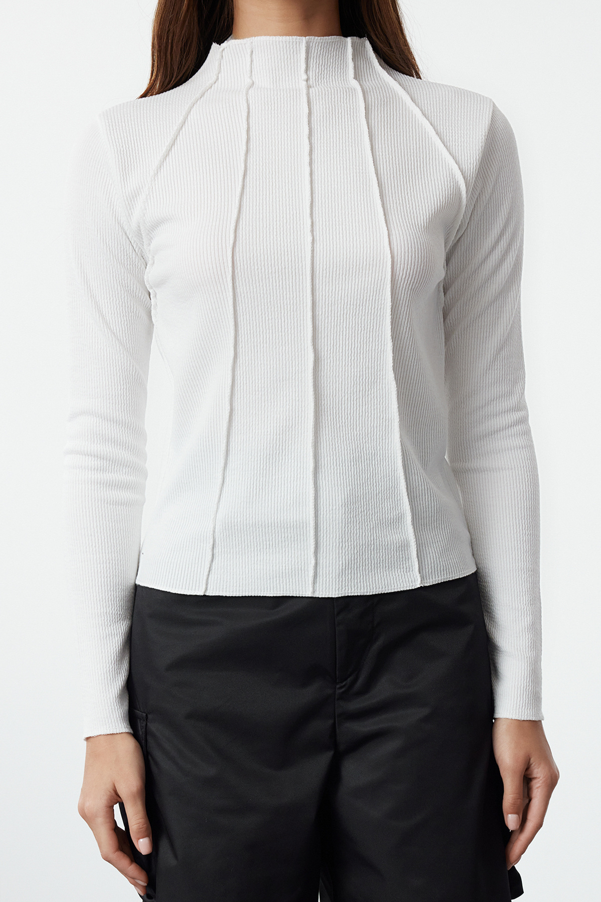 Trendyol Collection Elastyczna dzianinowa bluzka ze sznurkiem - ecru, okrągły dekolt, zapinana na zamek TWOAW25BZ00154