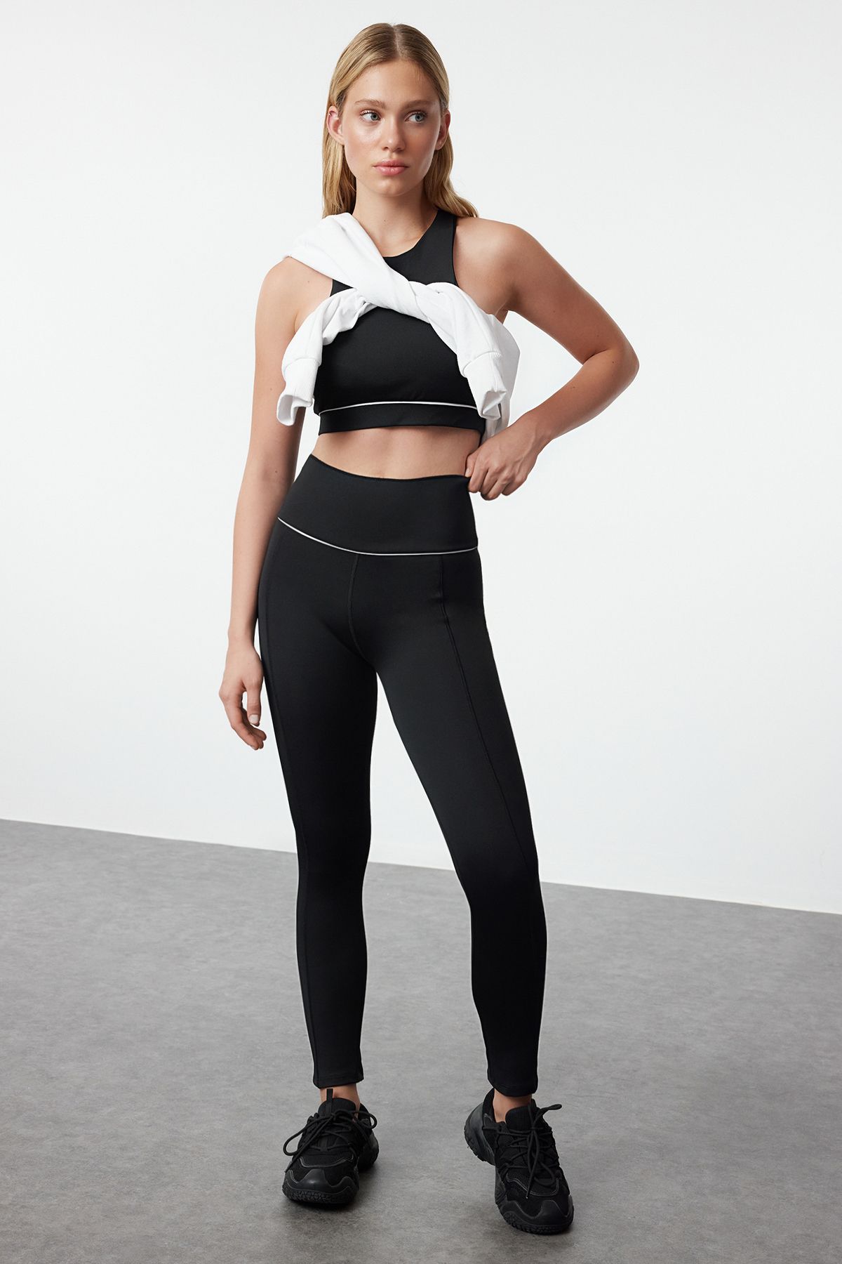 Trendyol Collection-Schwarze gestrickte Sport-Leggings mit breitem Gummibund – Raffung und reflektierenden Details THMAW25TY00008 1
