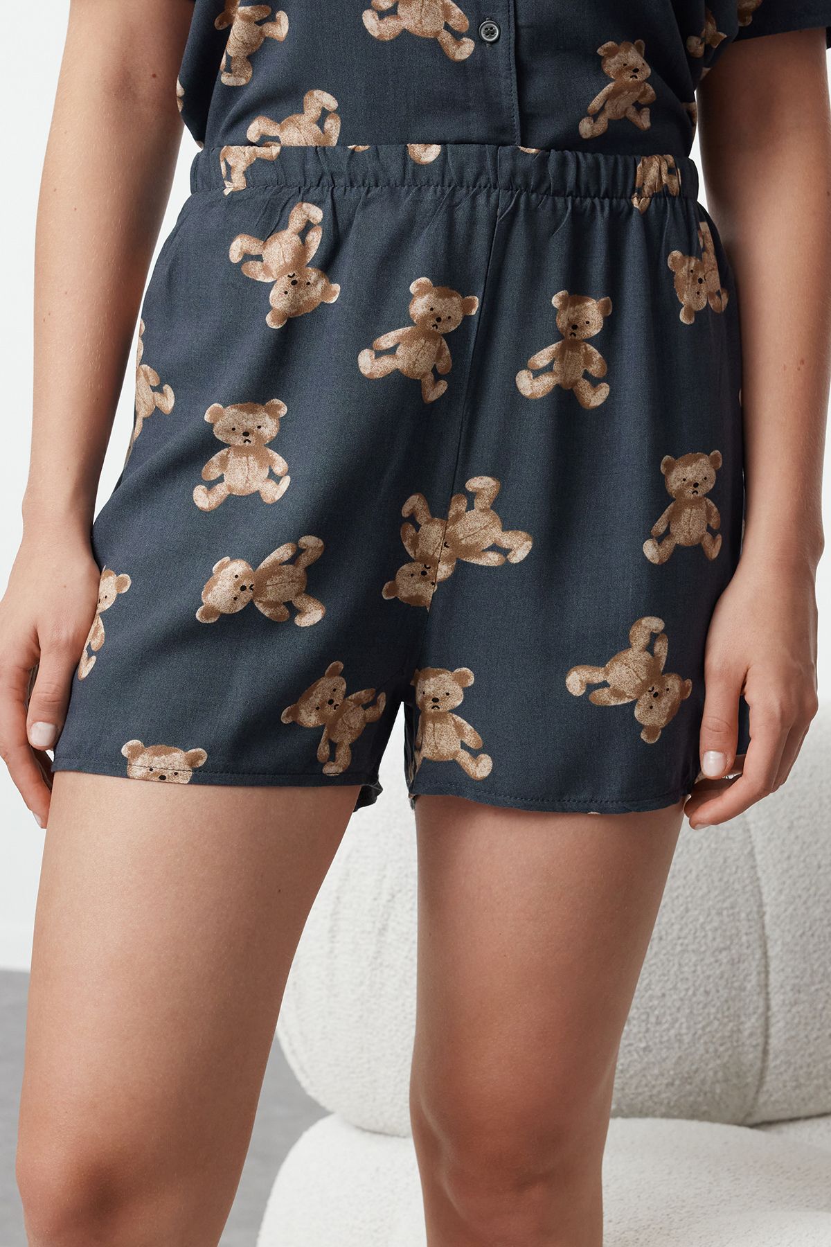 Trendyol Collection-Gewebtes Pyjama-Set mit Anthrazit-Teddybär-Shorts aus Viskose THMSS24PT00067 5