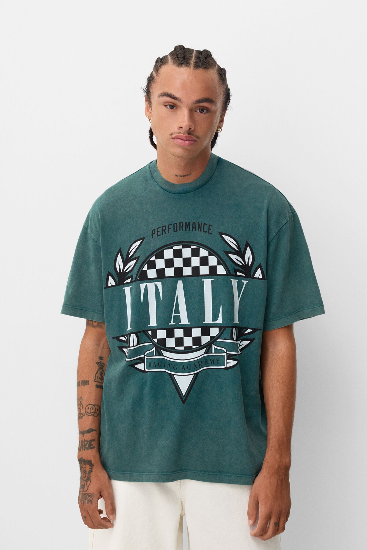 Bershka K sa kollu ve soluk efektli bask l t shirt