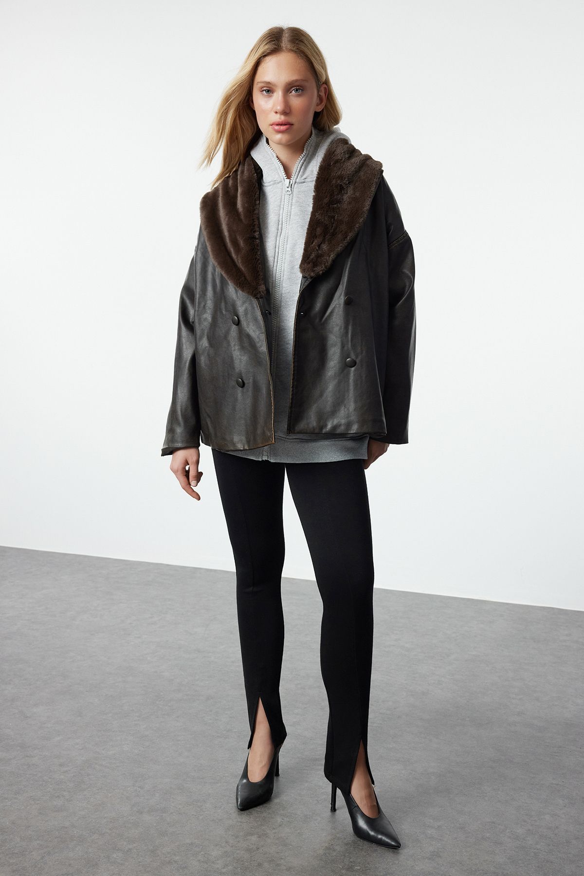 Trendyol Collection-Dunkelbrauner, übergroßer Kunstledermantel mit Pelzbesatz am Kragen TWOAW25MO00145 5