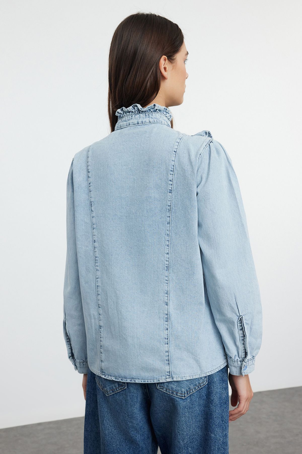 Trendyol Collection-Blaues Jeanshemd mit Volants - TWOAW25GO00004 5