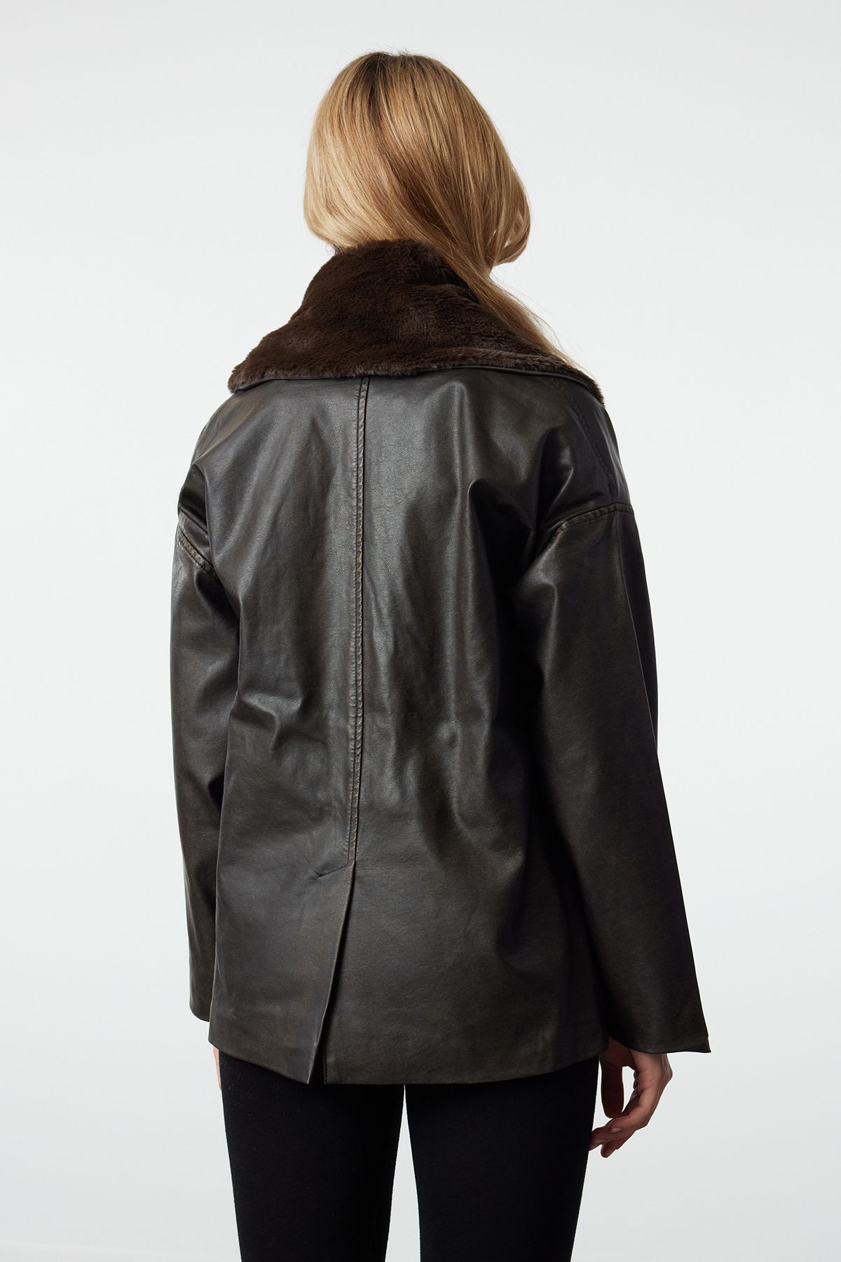 Trendyol Collection-Dunkelbrauner, übergroßer Kunstledermantel mit Pelzbesatz am Kragen TWOAW25MO00145 8